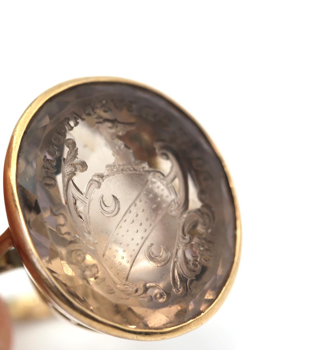 Anello Signet Donec Devs Dat Dono Topaz Britannico in oro 9 ct, 1890 in vendita 4