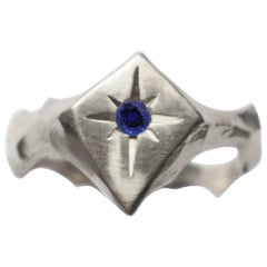 Ring mit blauem Saphir in Seesternform, signierter Stern, 14 Karat Weißgold