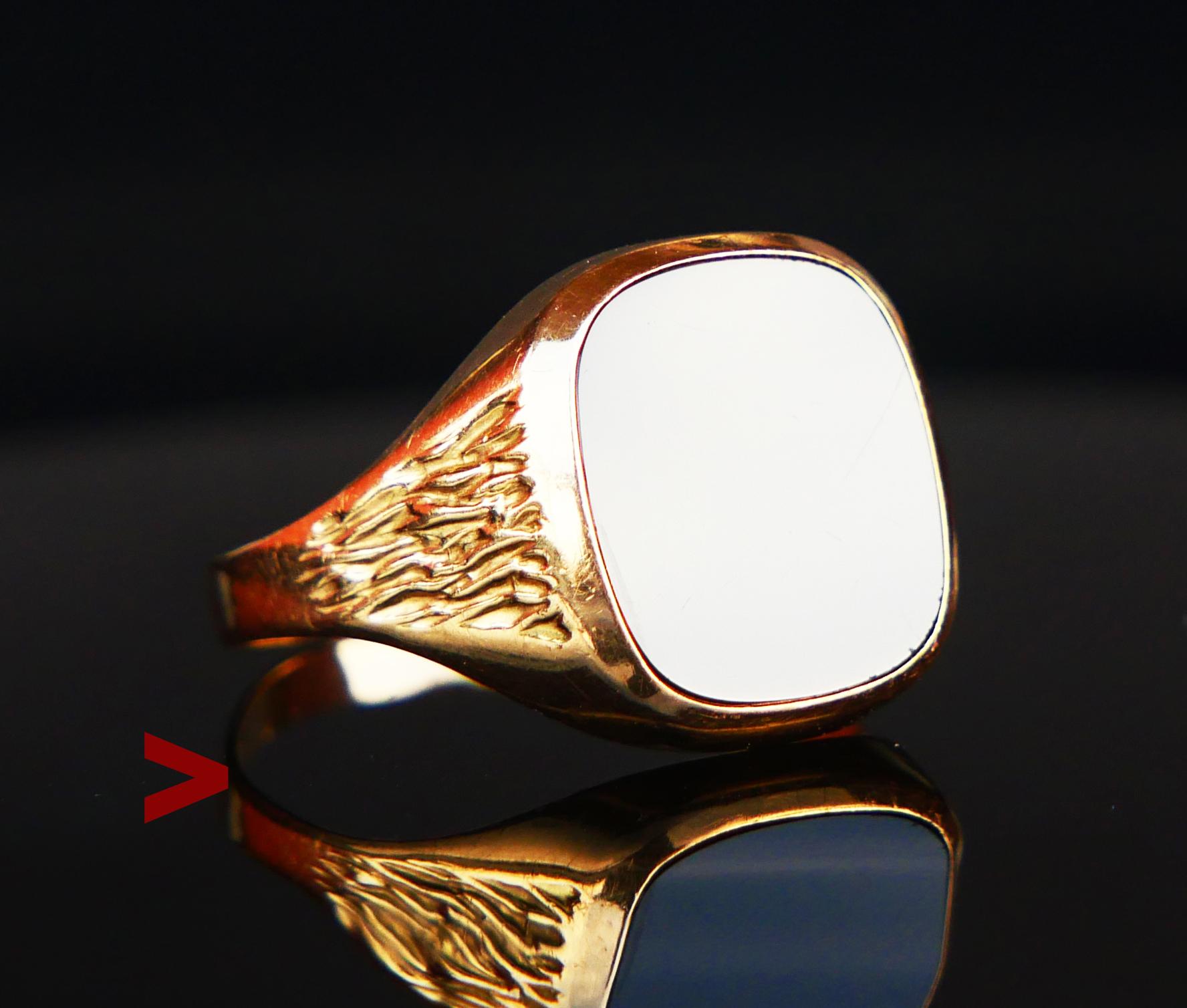 ϟignet Ring for Men in solid 18K Yellow Gold decorated with natural black Onyx stone stone rectangular cut and polished to mirror-like high gloss 14mm x 12 x 2.35 mm deep/ about 4 ct .

European, Swedish import hallmarks, 18K, made ca 1950s
