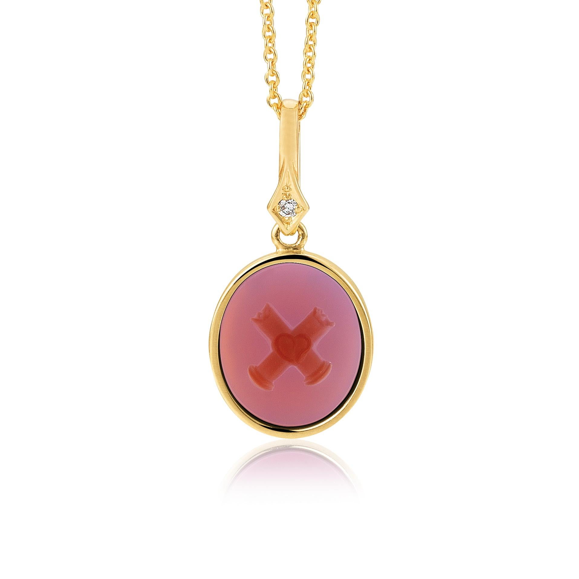 Contemporary Oval Fortitudo Pendant 18k Yellow Gold 1 Diamond 0.02 ct Pink Carnelian Onyx For Sale