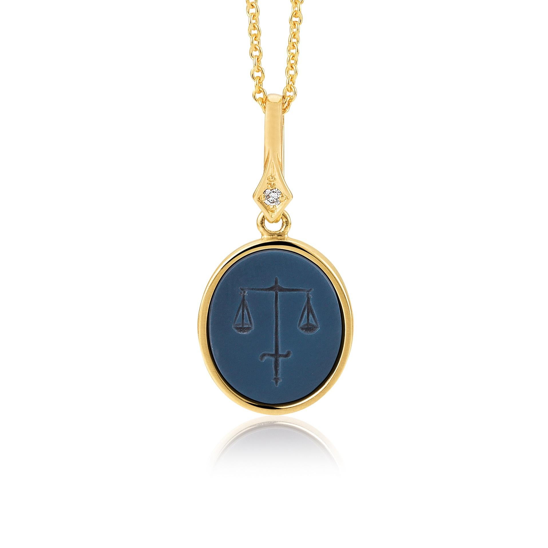 Contemporary Oval Pendant 18k yellow gold Diamond 0.02 ct Blue Layered Onyx Hand Engraved