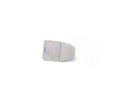 Signet Perlmutt Ring in Silver 925 & Mother of Pearl by Alejandra Campos Taylor