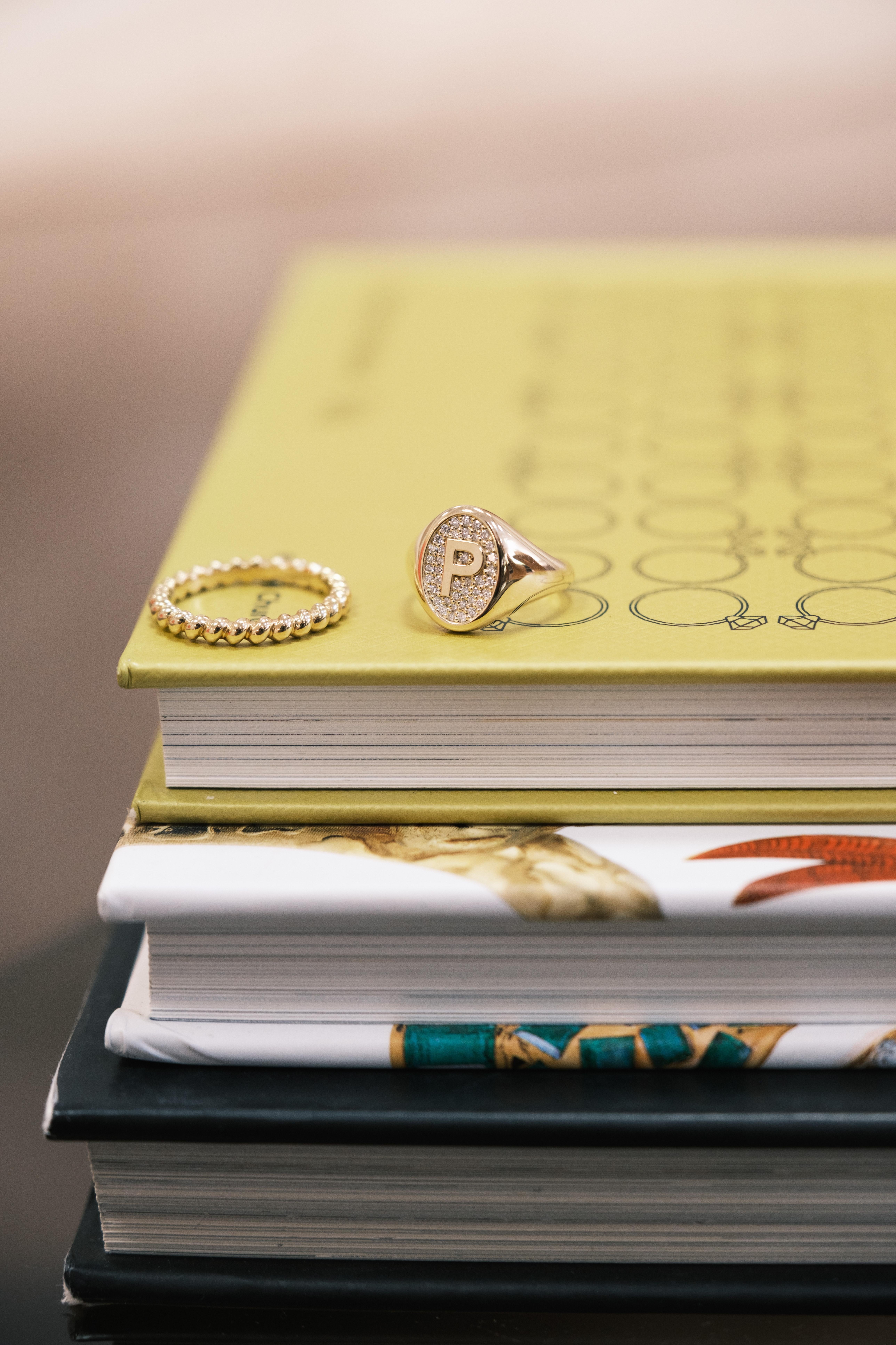 Der von Michelle Massoura entworfene Diamant-Siegelring aus 18-karätigem Gelbgold zeigt den Buchstaben P, der von glitzernden Diamanten umgeben ist, um Ihre Liebe zu sich selbst oder zu einem besonderen Menschen zu feiern. 

Es handelt sich um einen