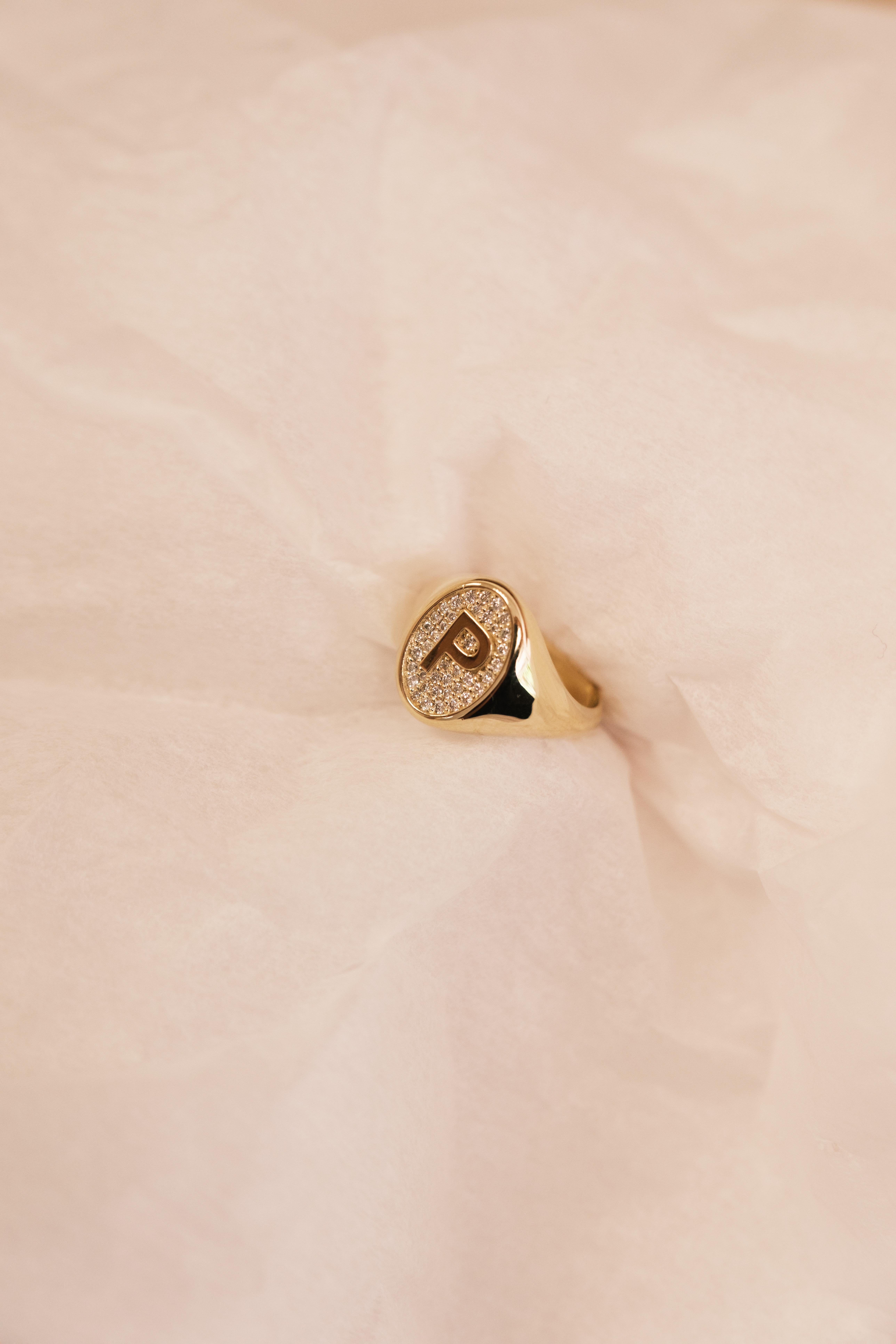 Siegelring 18K Gold Diamant , Buchstabe P, 0,19cts Diamanten (Rundschliff) im Angebot