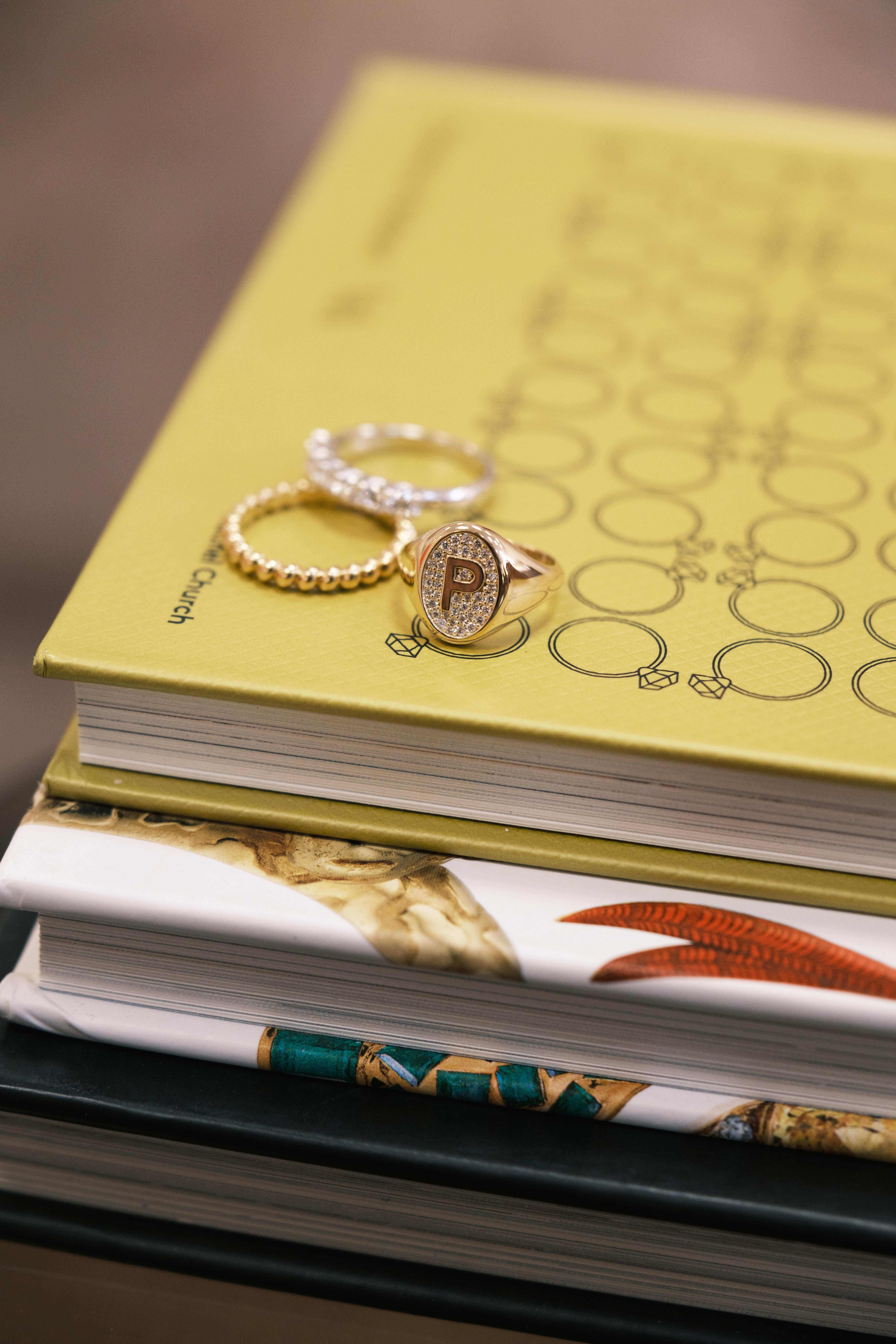 Siegelring 18K Gold Diamant , Buchstabe P, 0,19cts Diamanten im Angebot 1