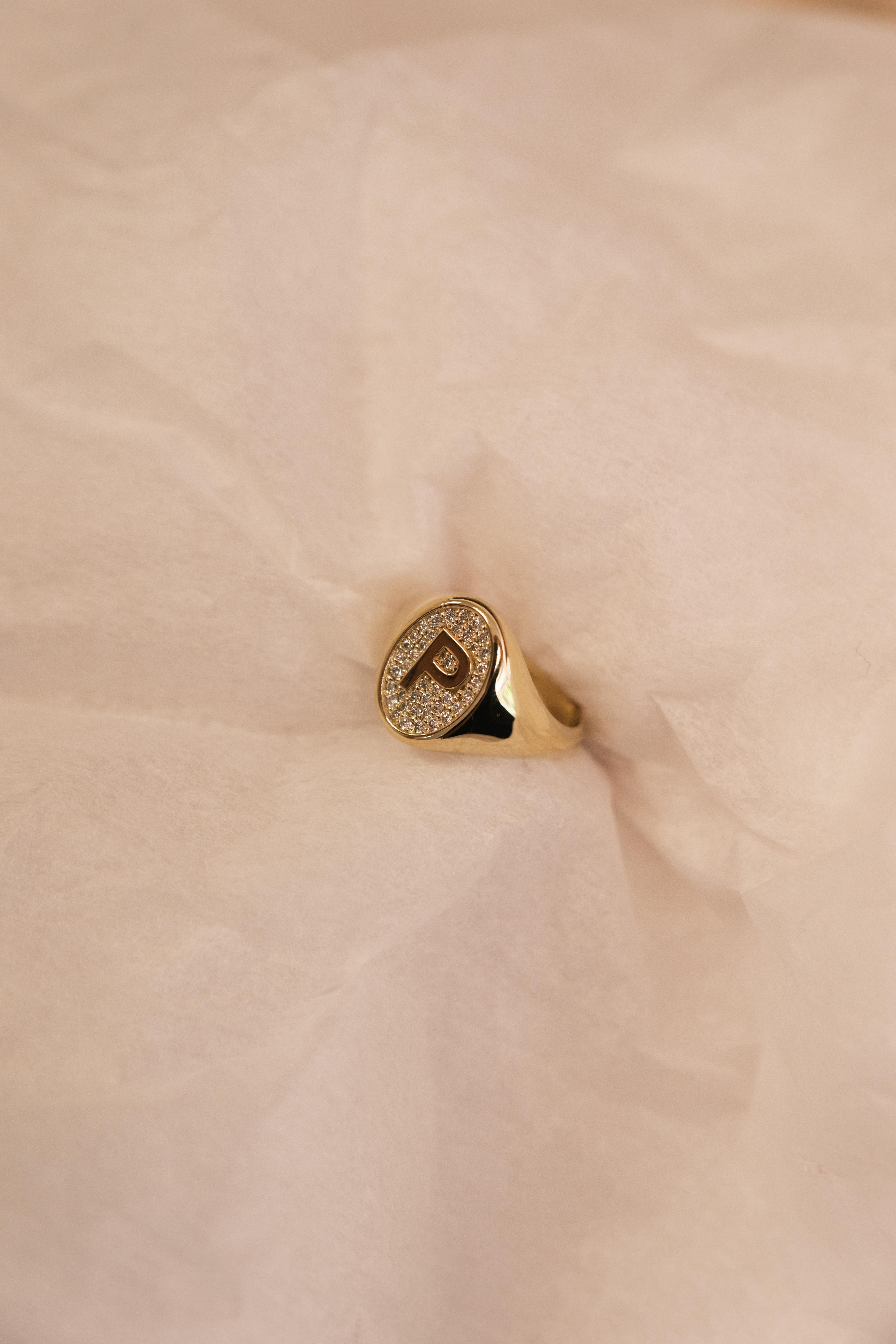 Siegelring 18K Gold Diamant , Buchstabe P, 0,19cts Diamanten im Angebot 2