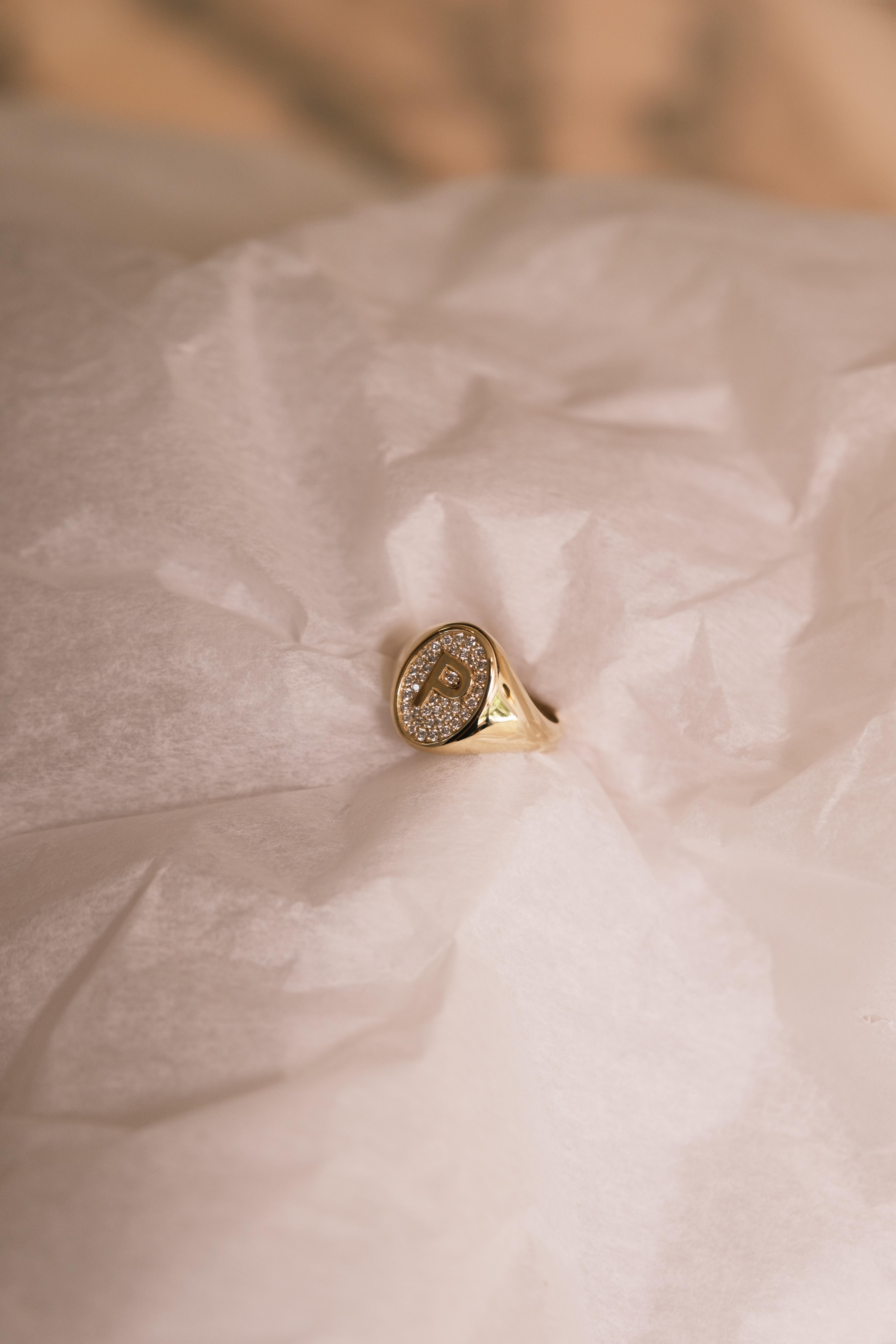 Siegelring 18K Gold Diamant , Buchstabe P, 0,19cts Diamanten im Angebot 3