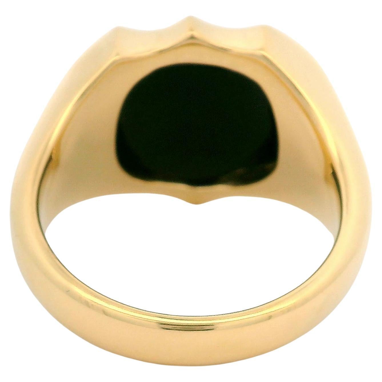 Victor Mayer Siegelring Wappenform, 18k Gelbgold, Niccolo Onyx mit Gravur

Über den Schöpfer Victor Mayer
Victor Mayer ist international bekannt für sein elegantes, zeitloses Design und sein unübertroffenes Know-how in historischer Handwerkskunst.
