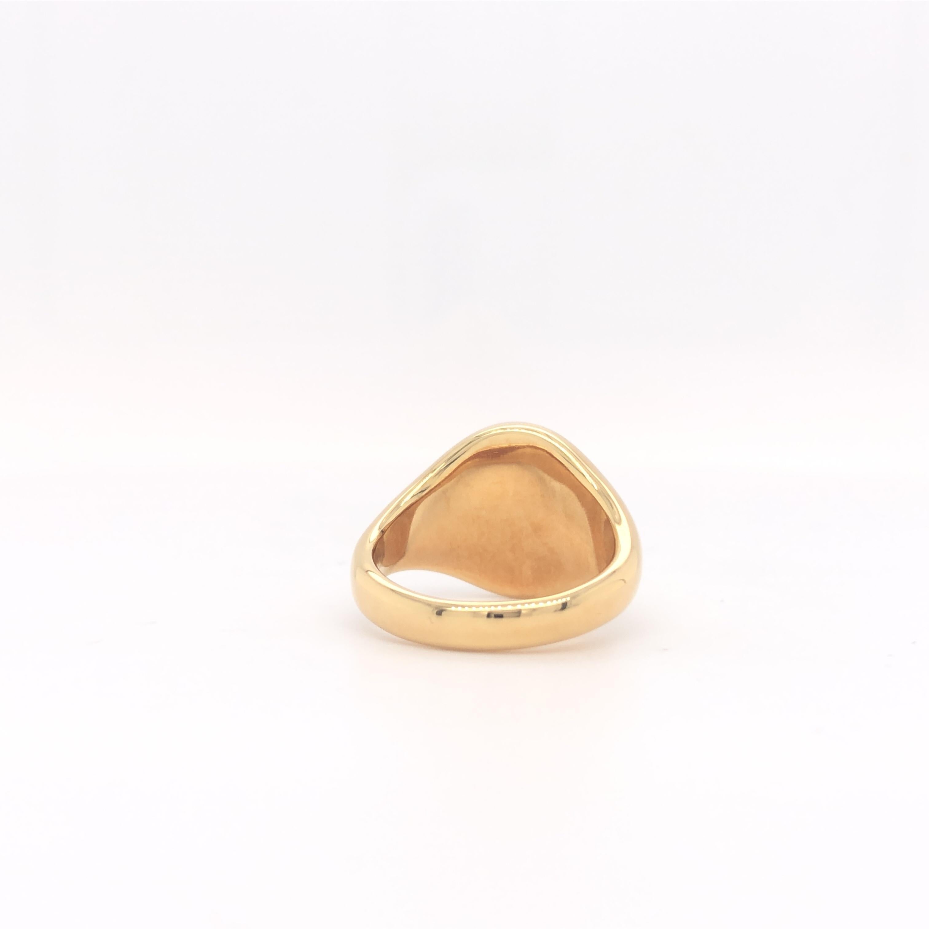 Contemporary Signet Ring, 18k Yellow Gold, Oval, 11.0 x 9.0 mm,  with heraldic Engraving For Sale