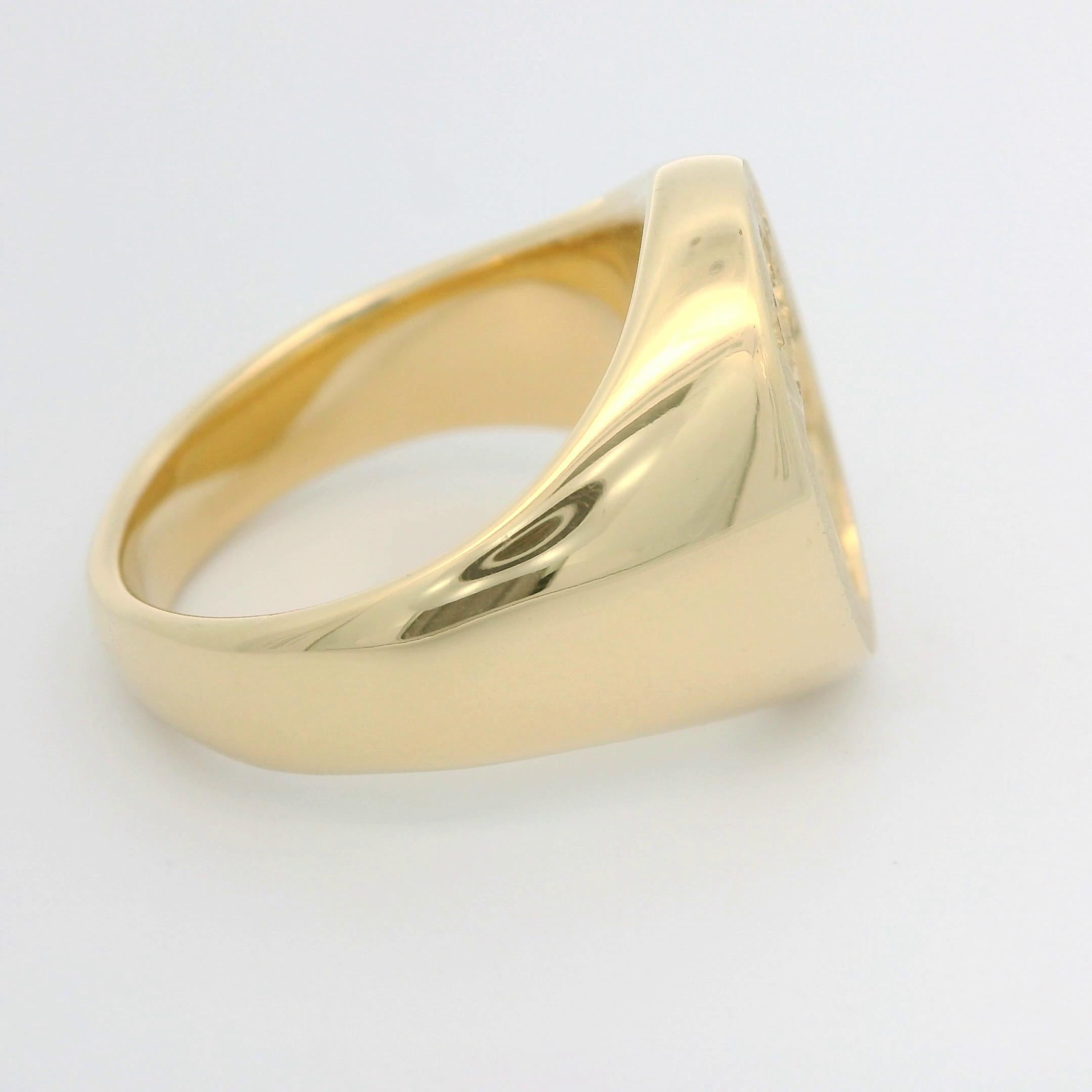 Signet Ring, 18K Yellow Gold , Oval, 13.5 x 11.0 mm with Heraldic Engraving In New Condition For Sale In Pforzheim, DE