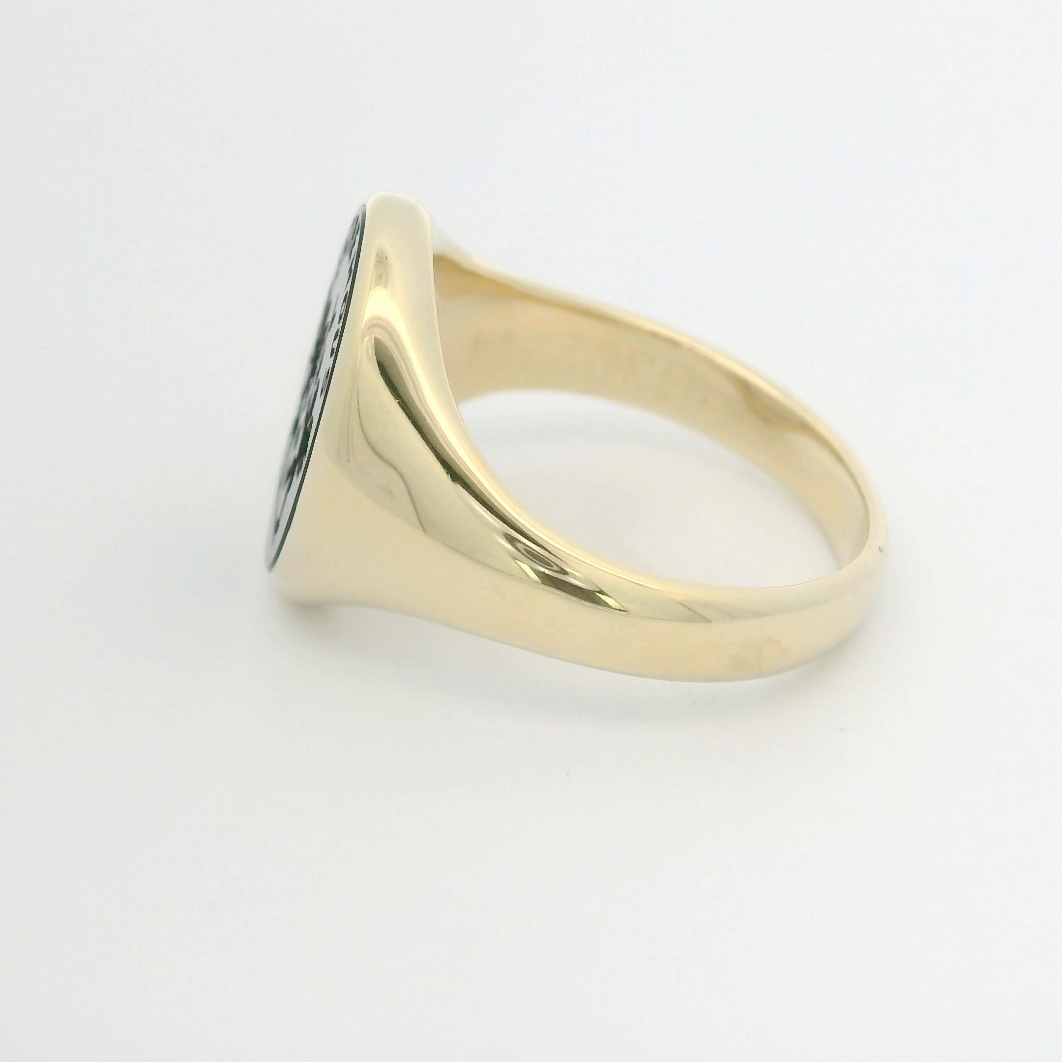 Anello Victor Hallmark Collection'S, ovale, argento 925/- placcato oro, onice Mesk con incisione araldica

Informazioni sul creatore Victor Mayer
Victor Mayer è rinomato a livello internazionale per l'eleganza del design senza tempo e per