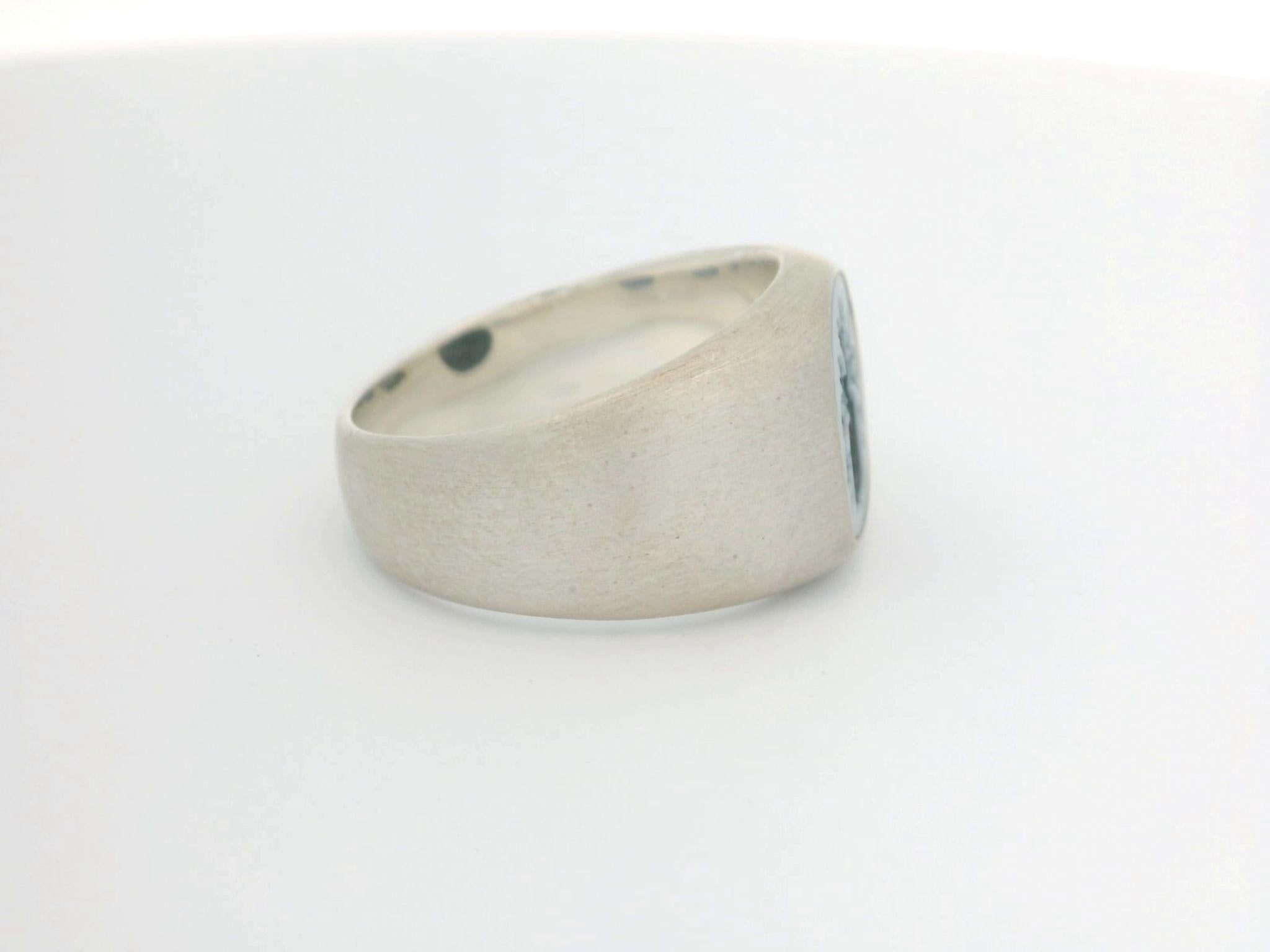 Brilliant Cut Signet Ring,  925/- Silver, Niccolo Onyx 10.5 x 9.5 mm, with Heraldic Engraving For Sale