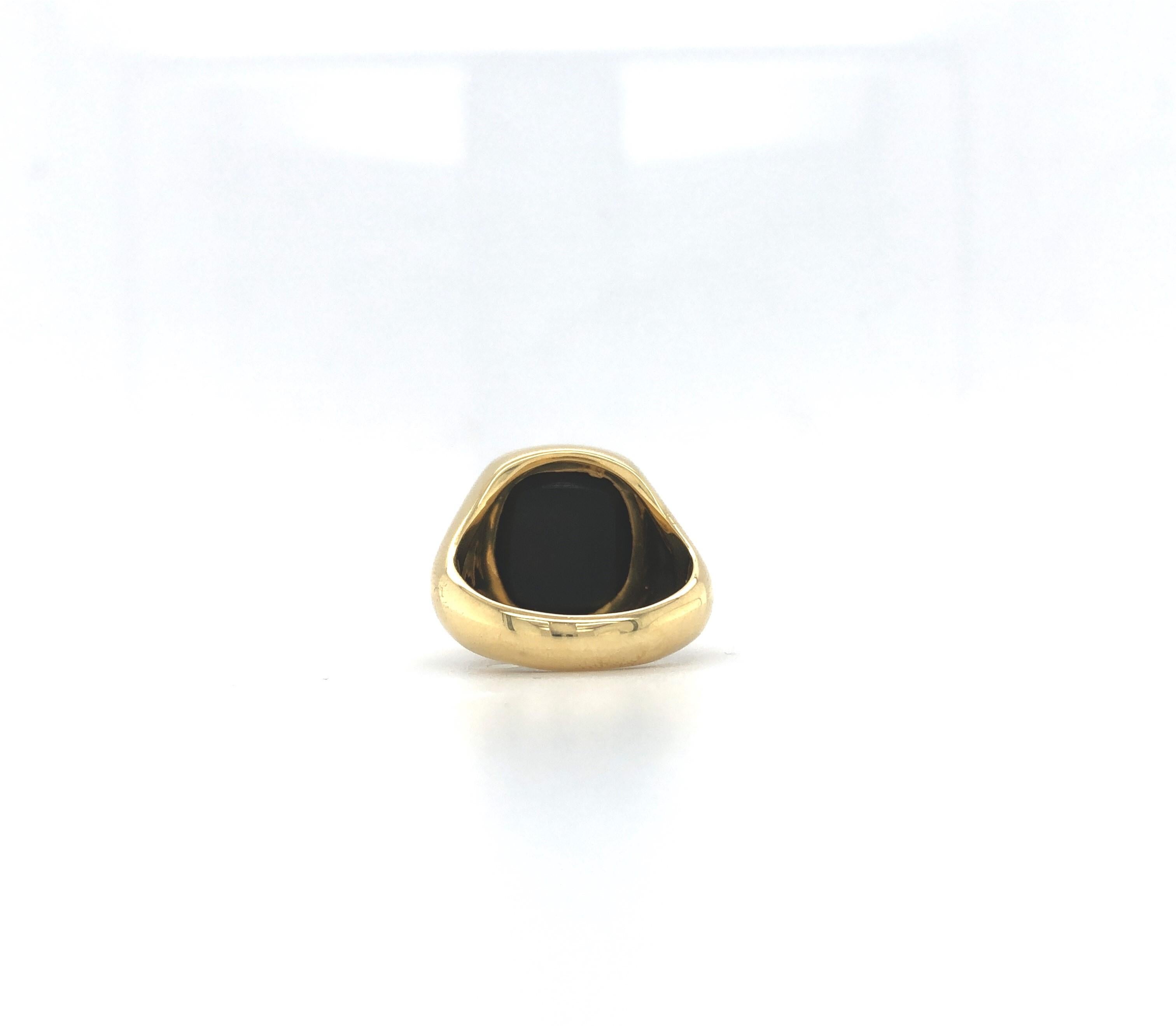 Signet Ring, Cushion Shape, 18k Yellow Gold, Onyx with Engraving, 11.9*10.3 mm In New Condition For Sale In Pforzheim, DE