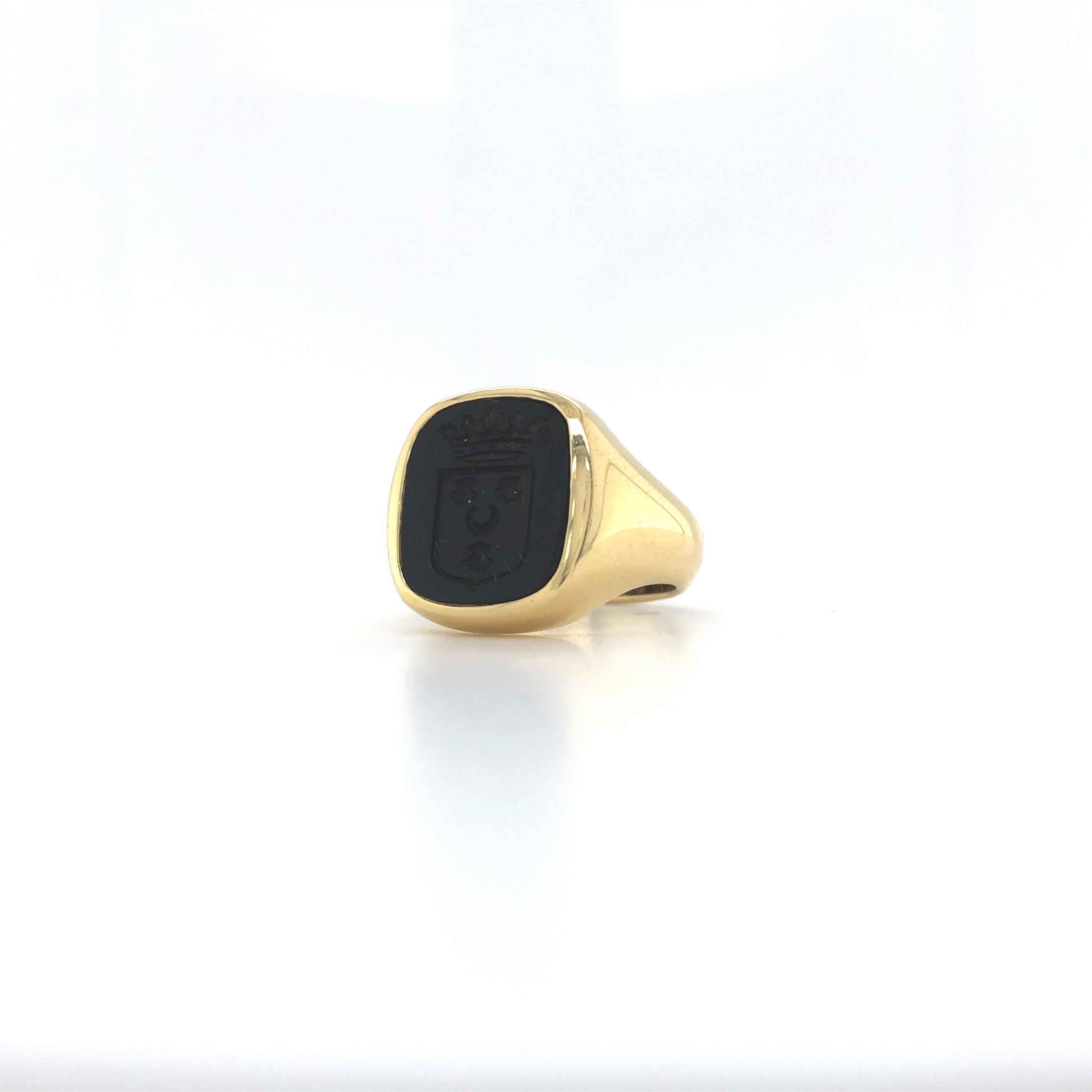 Women's or Men's Signet Ring, Cushion Shape, 18k Yellow Gold, Onyx with Engraving, 11.9*10.3 mm For Sale