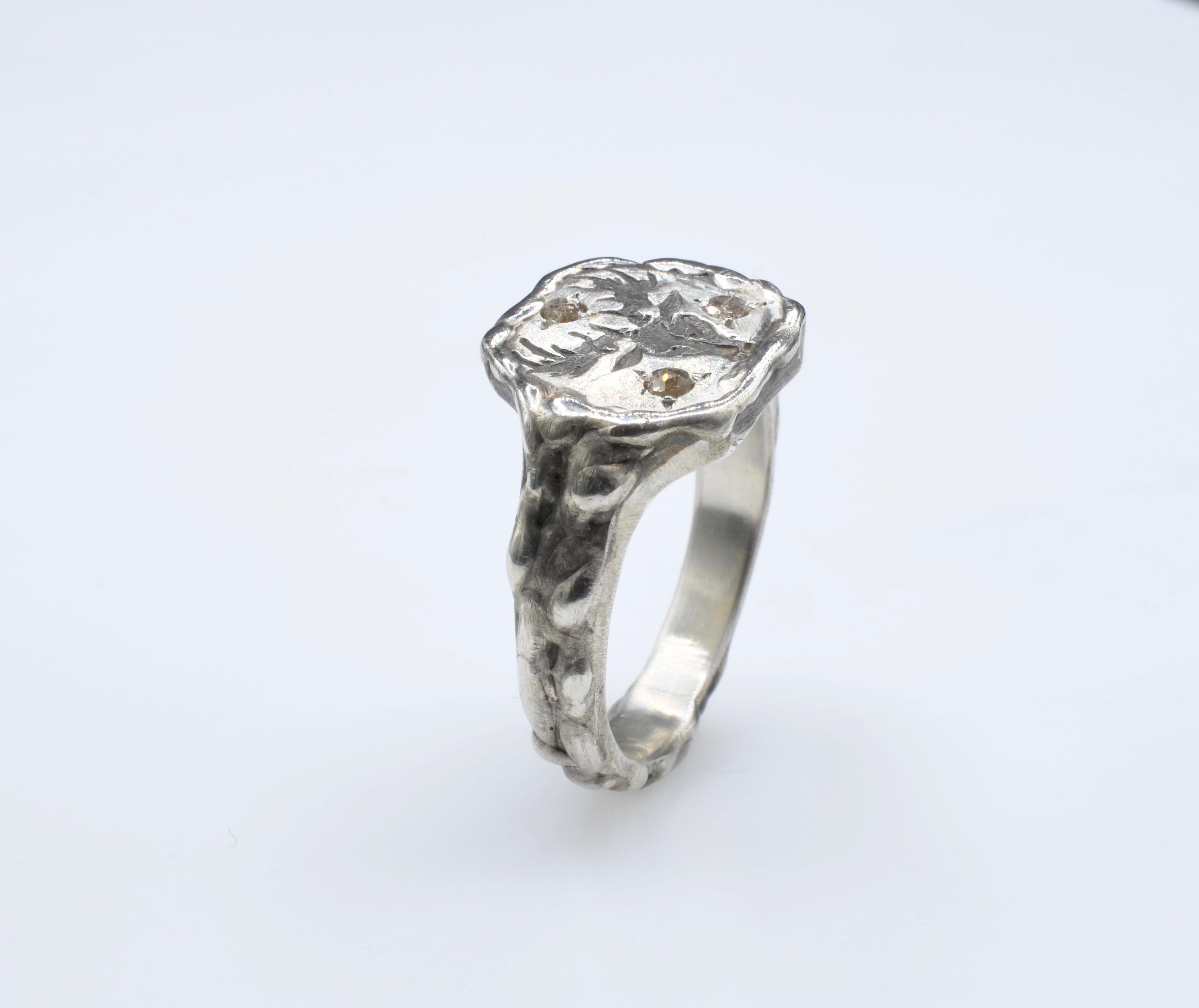 Sterling 925 Silber Ring mit einem lieben Kopf als Siegel, mit 3 Diamanten besetzt Rose geschliffen hellbraune Farbe in einem Korn Einstellung. Einzigartig, hergestellt in Nordkalifornien, USA.
Größe 8, kann verkleinert oder vergrößert werden.
