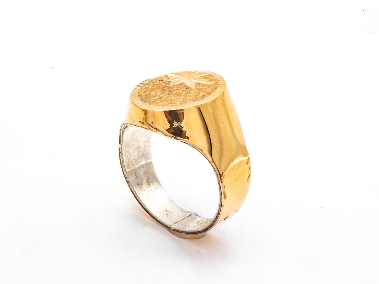 Discover this elegant signet ring in 18-carat gold, adorned with a delicate engraving on the top. This refined piece is designed to capture attention with its timeless design and imposing size.

Crafted in 18-carat gold, this signet ring features a