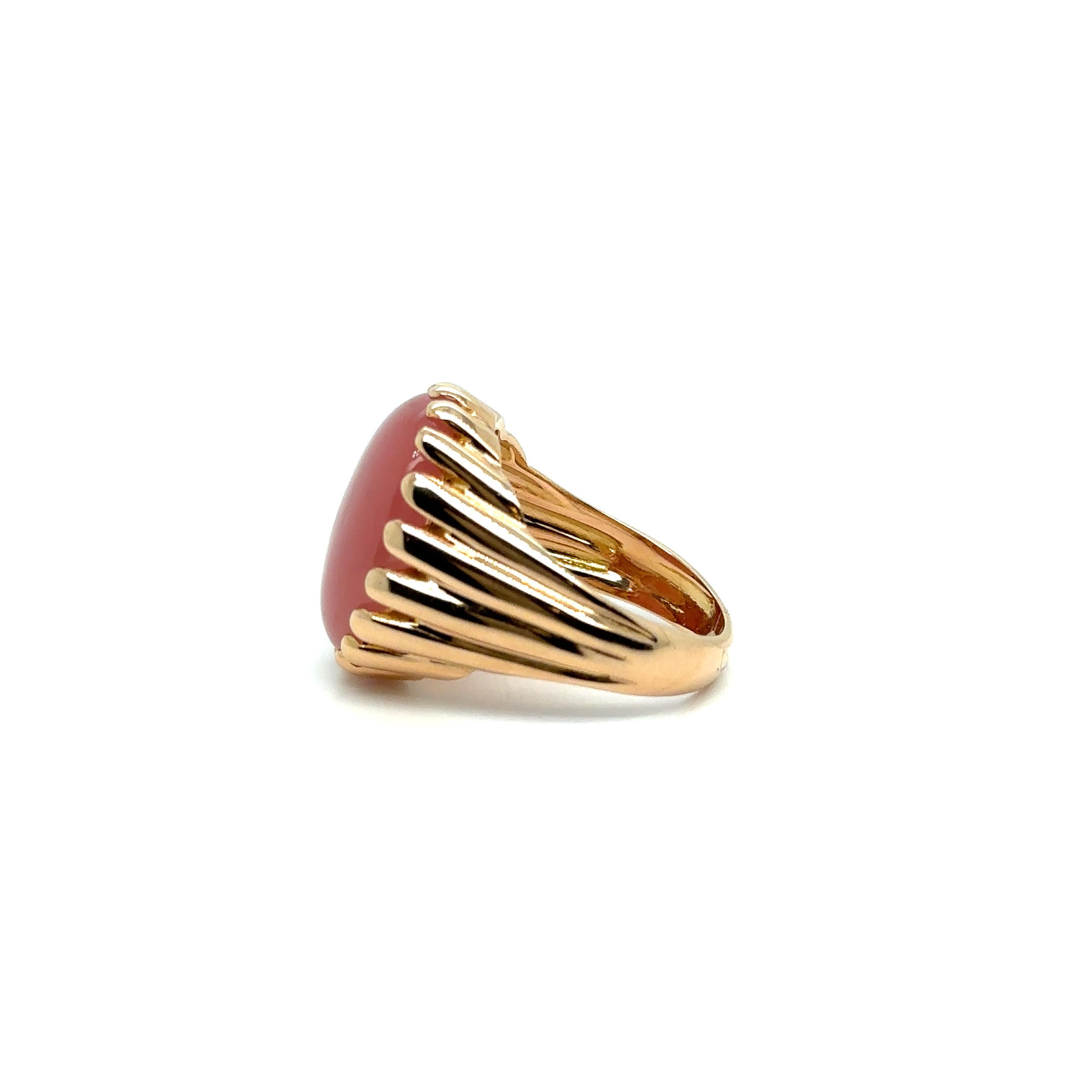 Discover this magnificent signet ring adorned with a guava quartz cabochon, a truly exceptional piece of jewelry. With its generous dimensions of 15 mm x 20 mm, the guava quartz cabochon is a real eye-catcher. This 18-carat rose gold ring is a