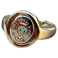 Bague signée Memento Mori style crâne émeraude