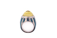 Anello con sigillo in argento, quarzo limone e smalto blu inciso