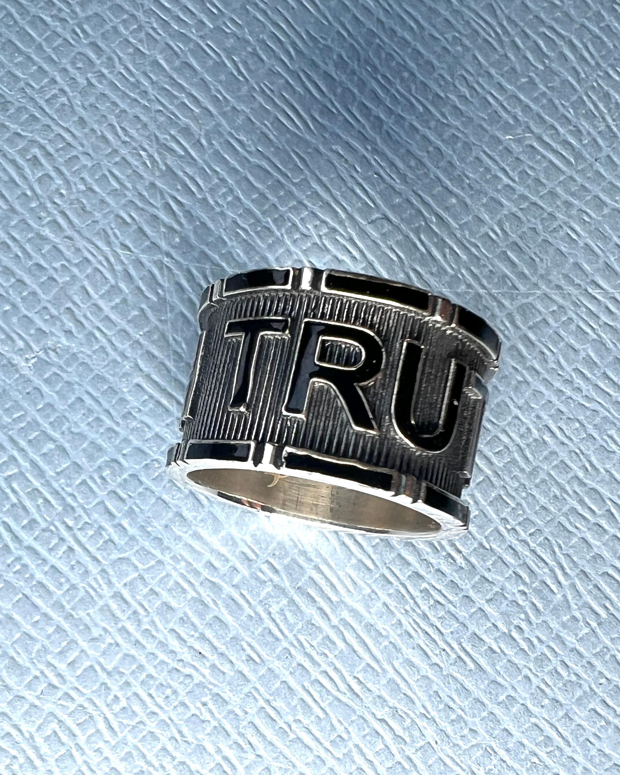 Anillo Signet Verdad Estilo Memento Mori Plata de Ley

Este es un Anillo de Plata de Ley envejecida con Esmalte Negro tiene las letras VERDAD

Diseñador: J Dauphin

El Concepto de Verdad - Un Símbolo Universal
En todas las culturas y épocas, la