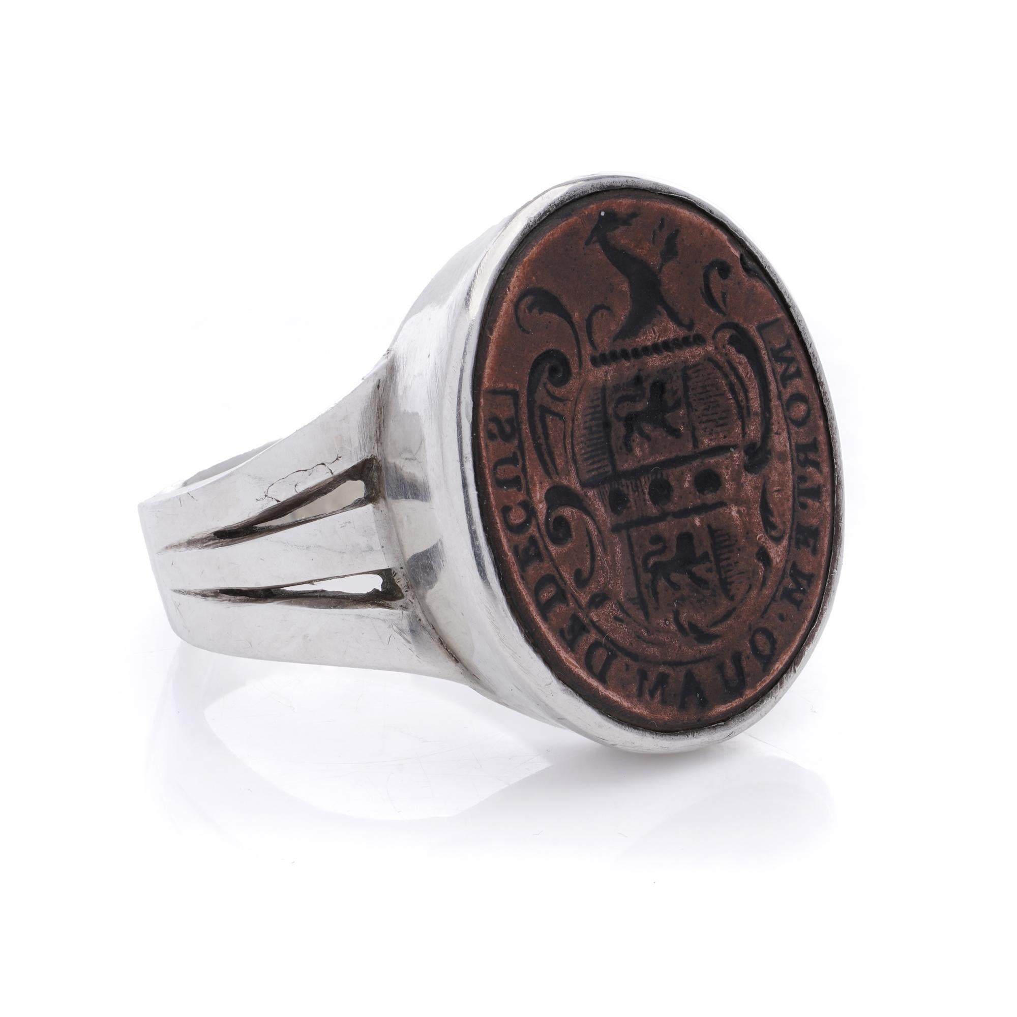 Signet ring with family crest and Latin motto In Good Condition For Sale In Braintree, GB