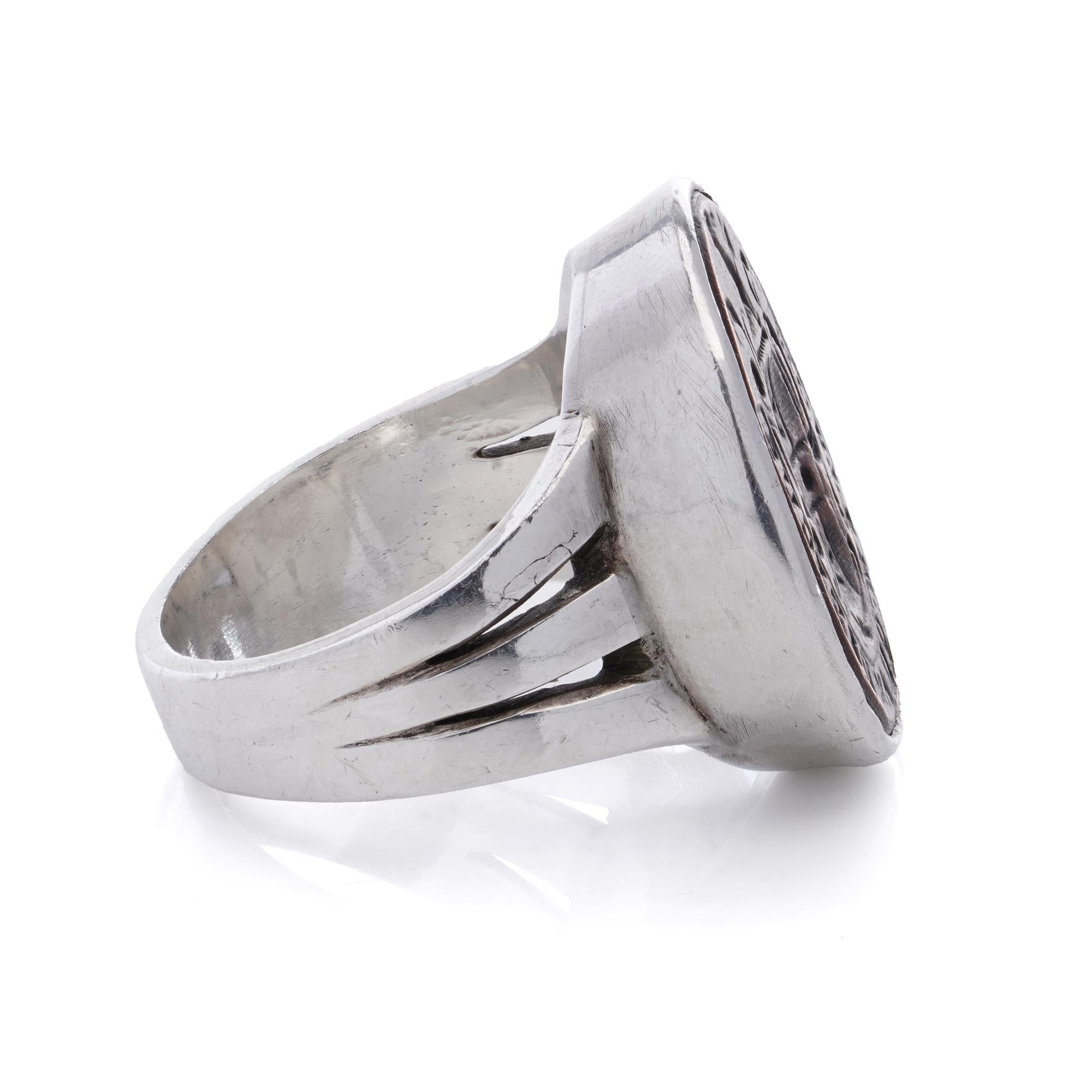 Women's or Men's Signet ring with family crest and Latin motto For Sale