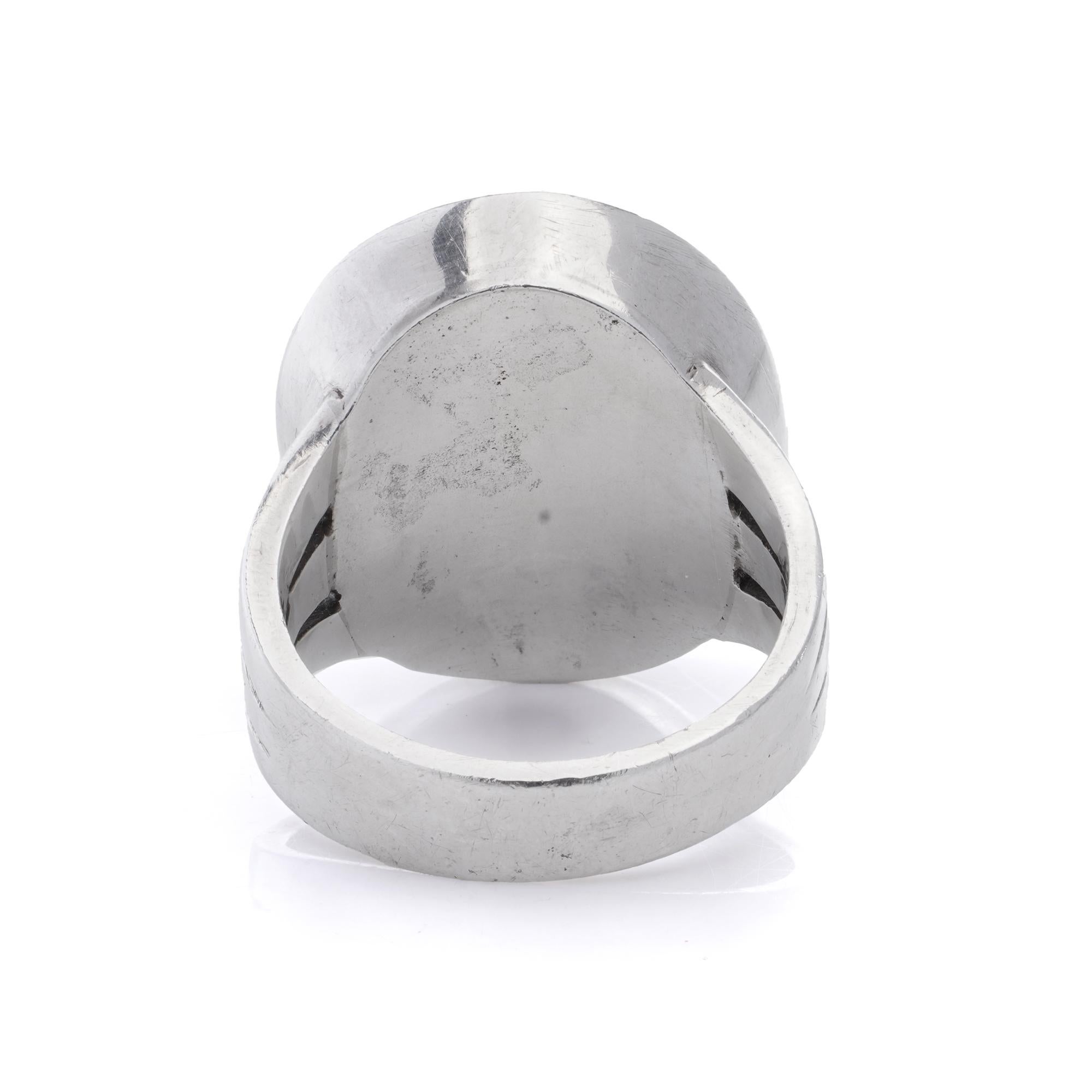 Signet ring with family crest and Latin motto For Sale 1