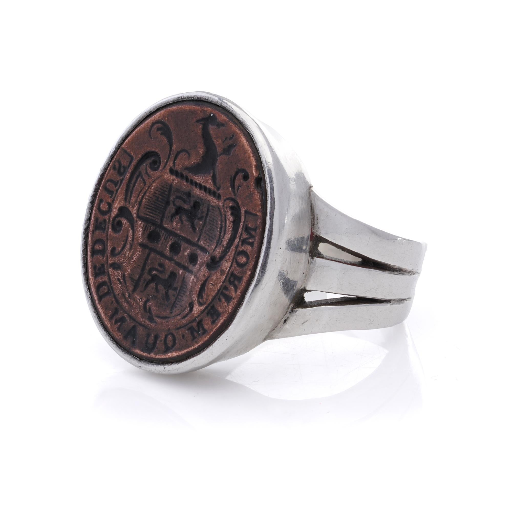 Signet ring with family crest and Latin motto For Sale 2