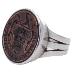 Anello con stemma di famiglia e motto latino