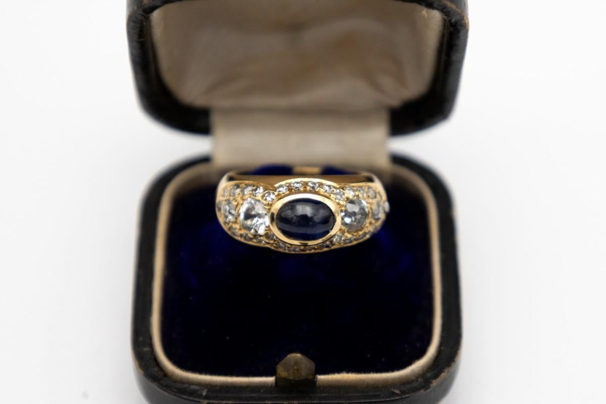 Vecchio anello con un impressionante zaffiro naturale in taglio cabochon del peso di circa 1,21 ct.

Circondato da 34 diamanti a taglio brillante antico del peso di circa 1,90 ct.

Anello in oro giallo 18 carati.

Origine: Paesi Bassi, prima metà