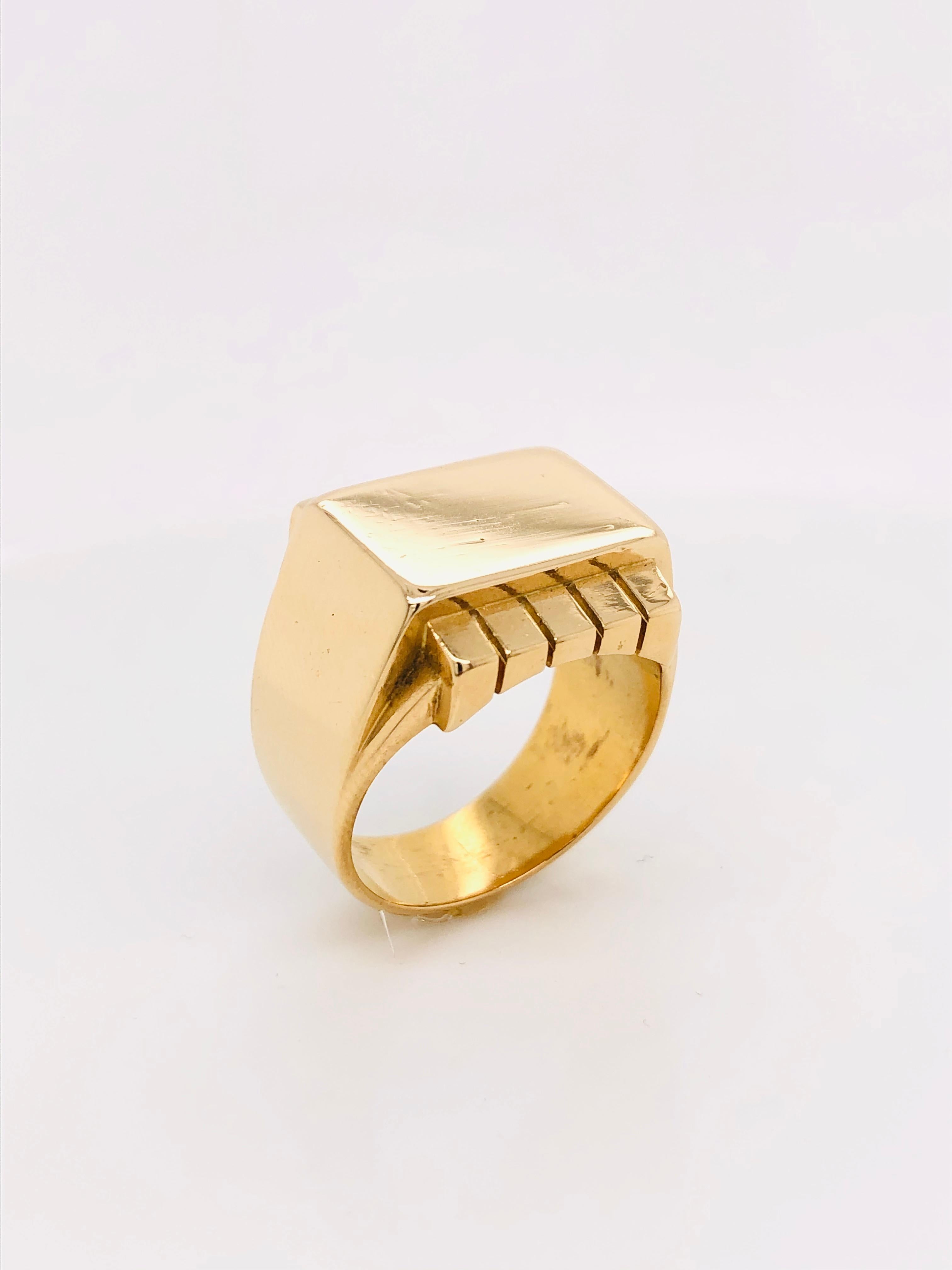 Signet ring in 18-carat yellow gold, a timeless jewel that embodies the very essence of luxury and elegance. Meticulously designed and crafted from the finest 18-carat yellow gold, this signet ring is a work of art that combines tradition and