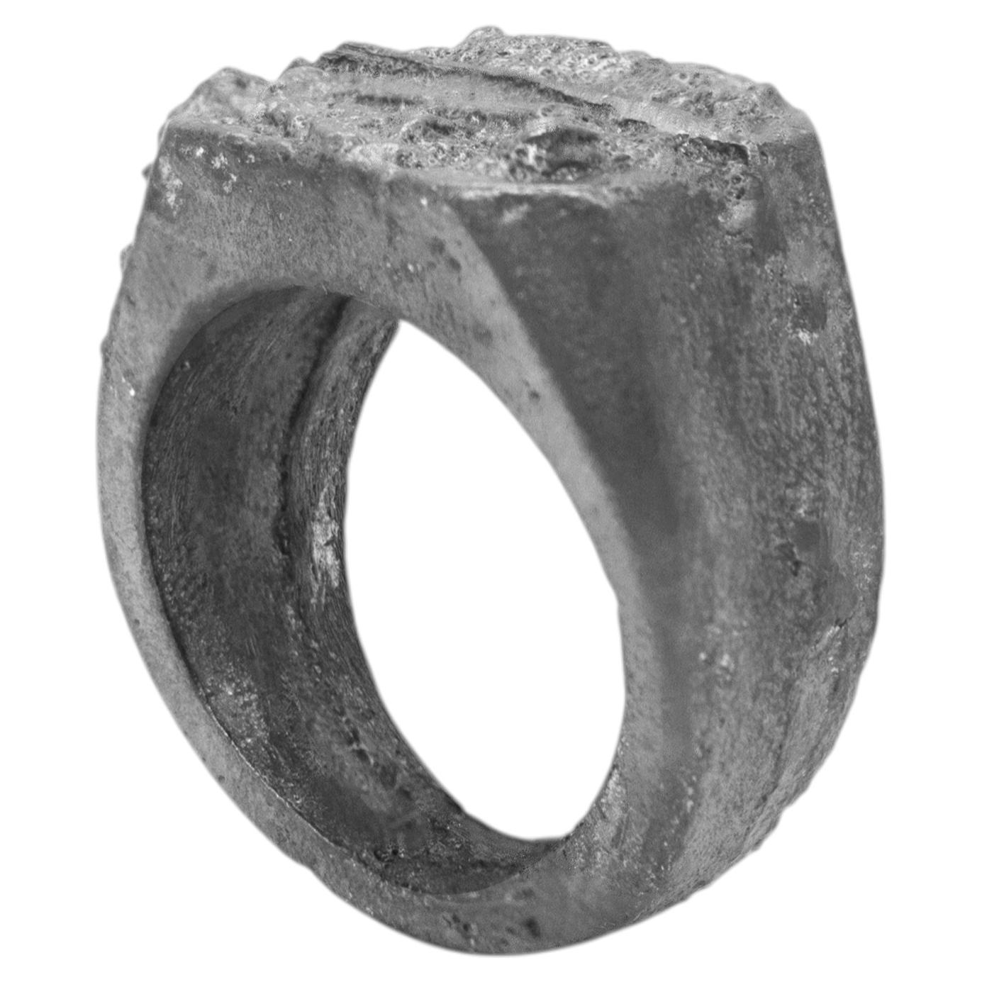 Anello Signet Rough in argento 925 con patina nera di Alejandra Campos Taylor