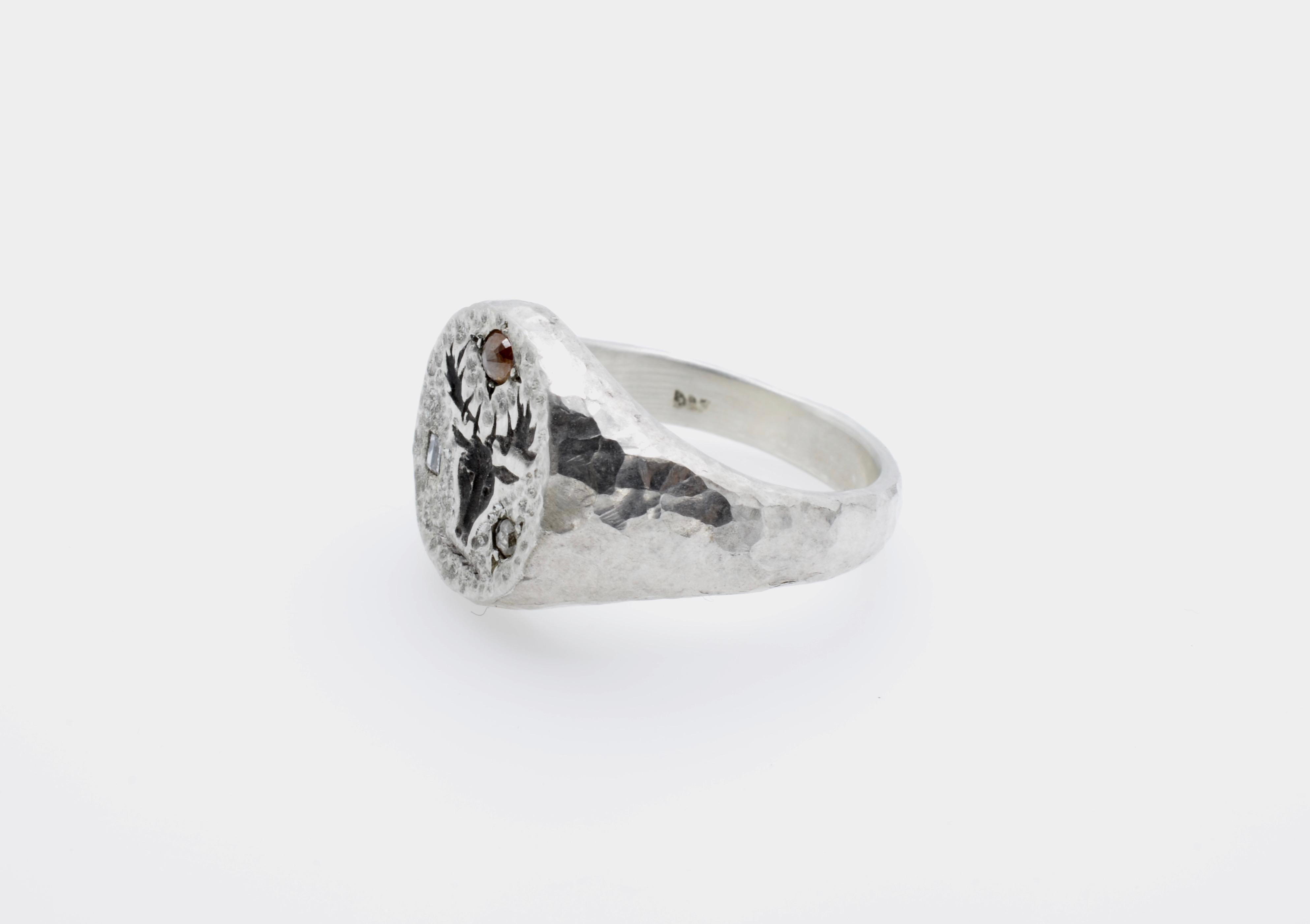 Signierter Silber-Diamantring mit eingraviertem Kopf (Mittelalterlich) im Angebot