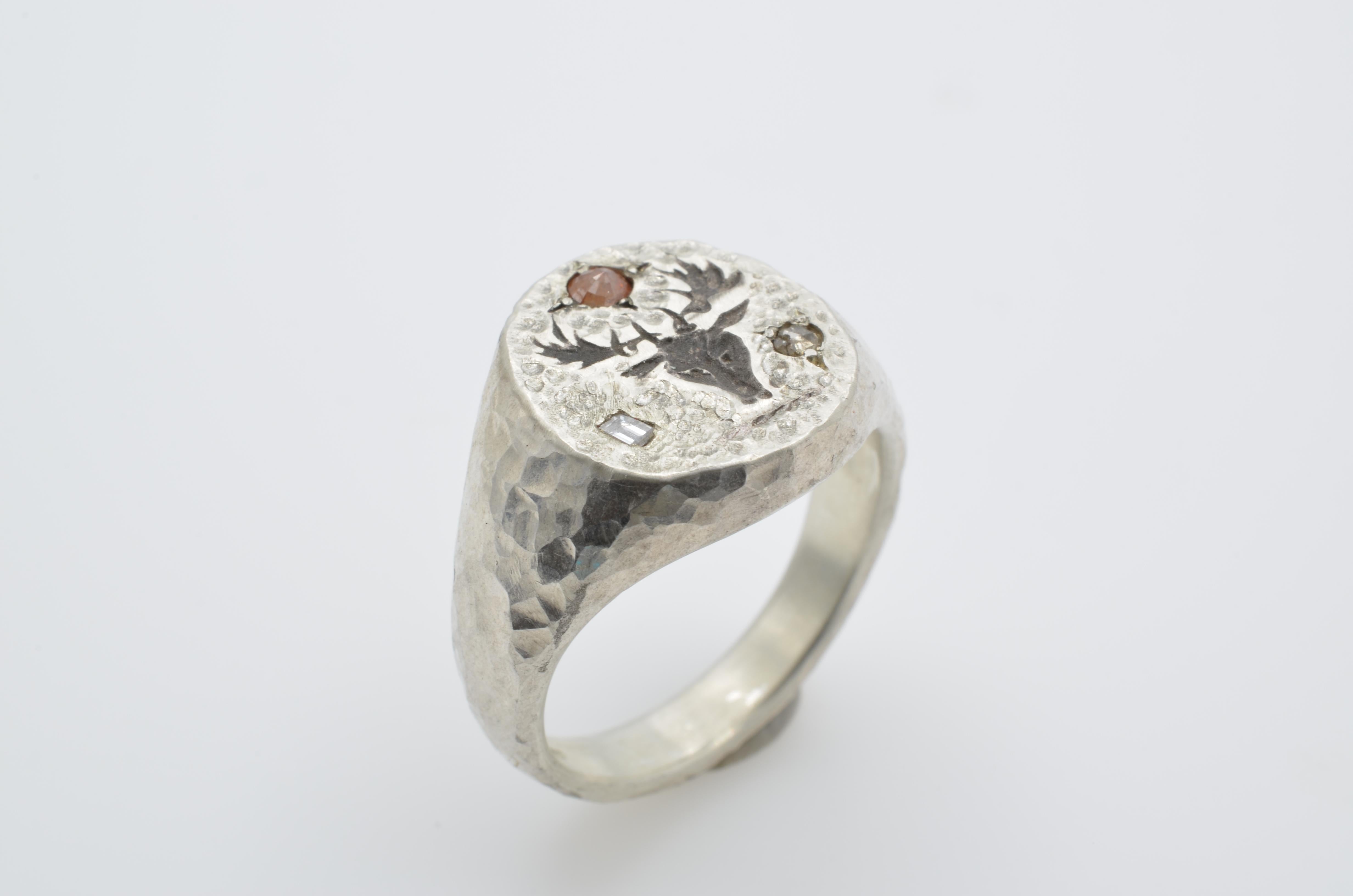 Signet Bague tête de cerf en argent gravée et diamantée Neuf - En vente à Berkeley, CA