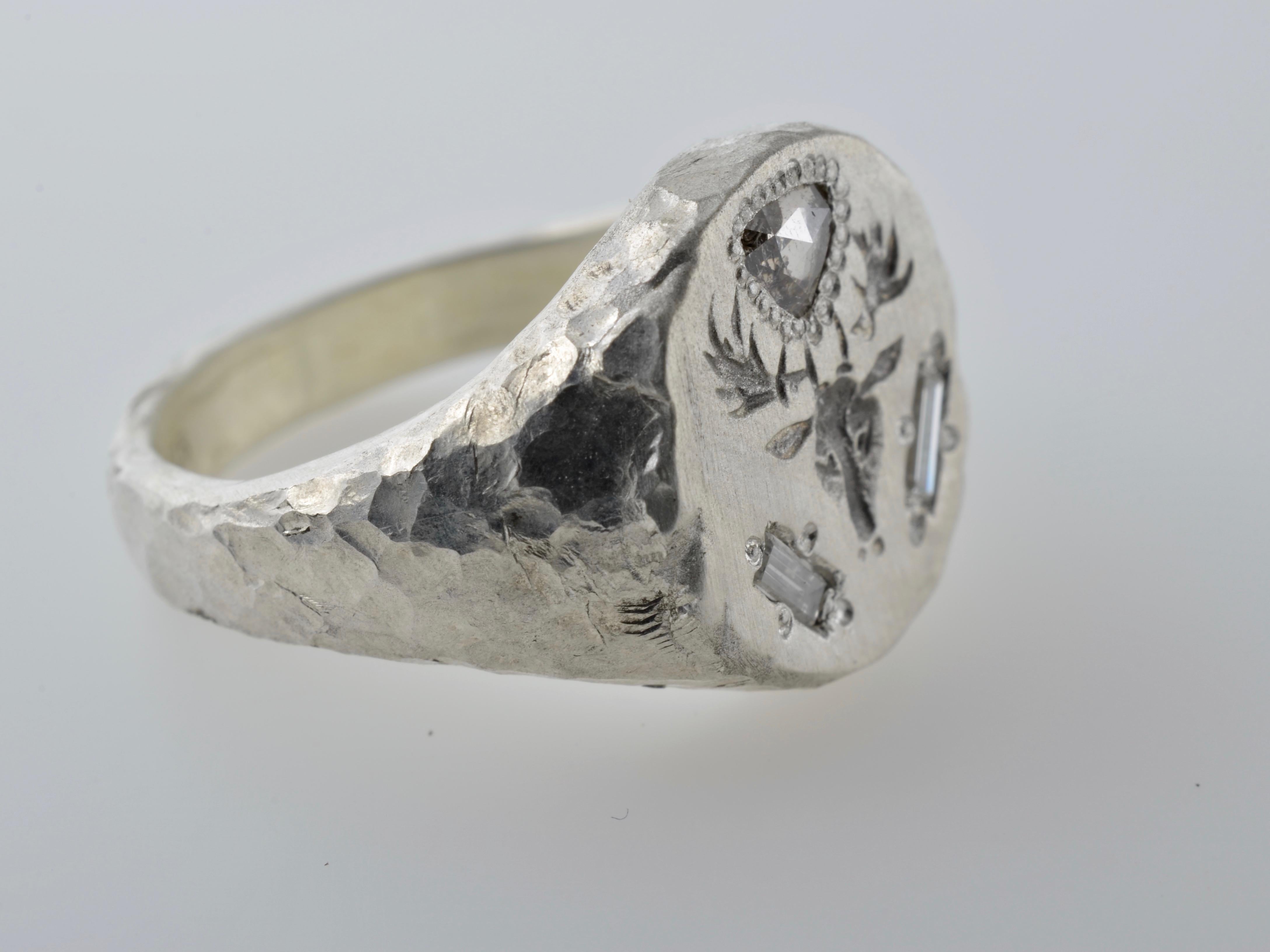 Médiéval Bague Signet en argent à tête de poire gravée de trillions et de diamants baguettes en vente