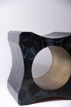 Tabouret Signet en Pen Shell bleu et laiton patiné par Kifu Paris