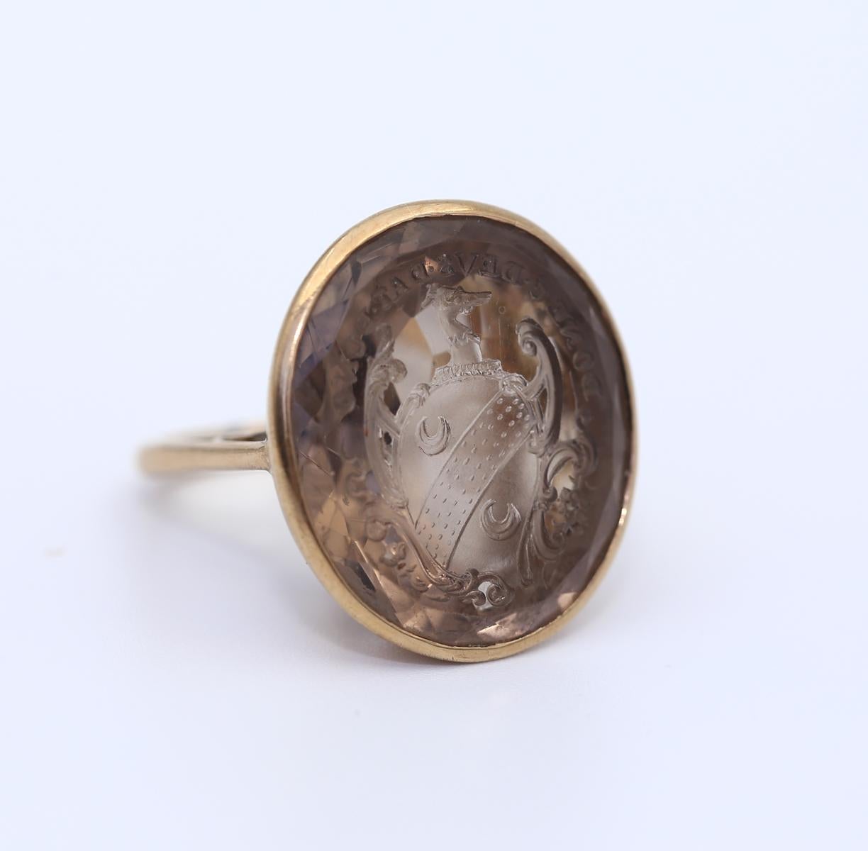 Bague britannique Signet topaze en or 9 carats, 1890 en vente 1
