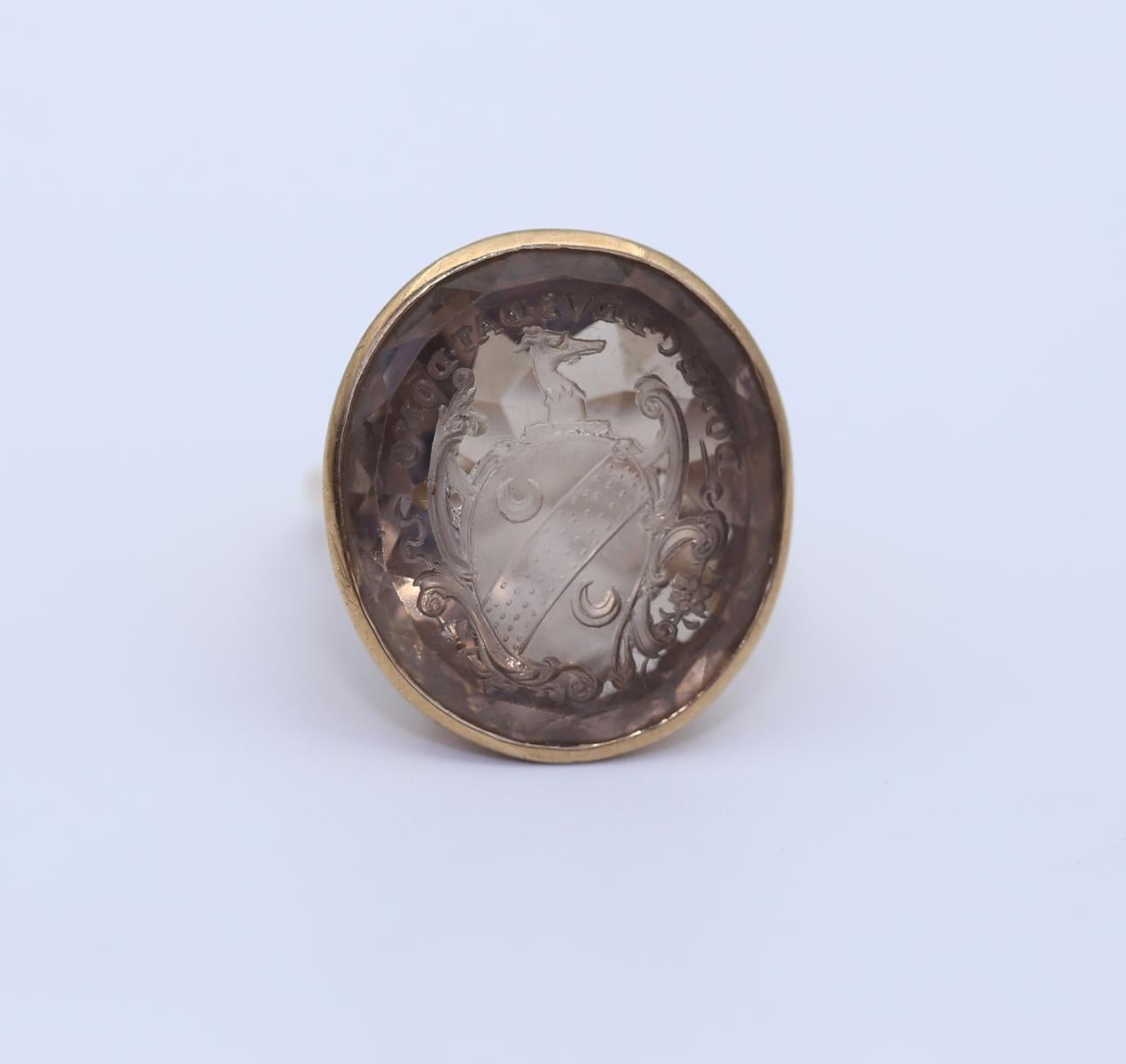 Bague britannique Signet topaze en or 9 carats, 1890 en vente 2