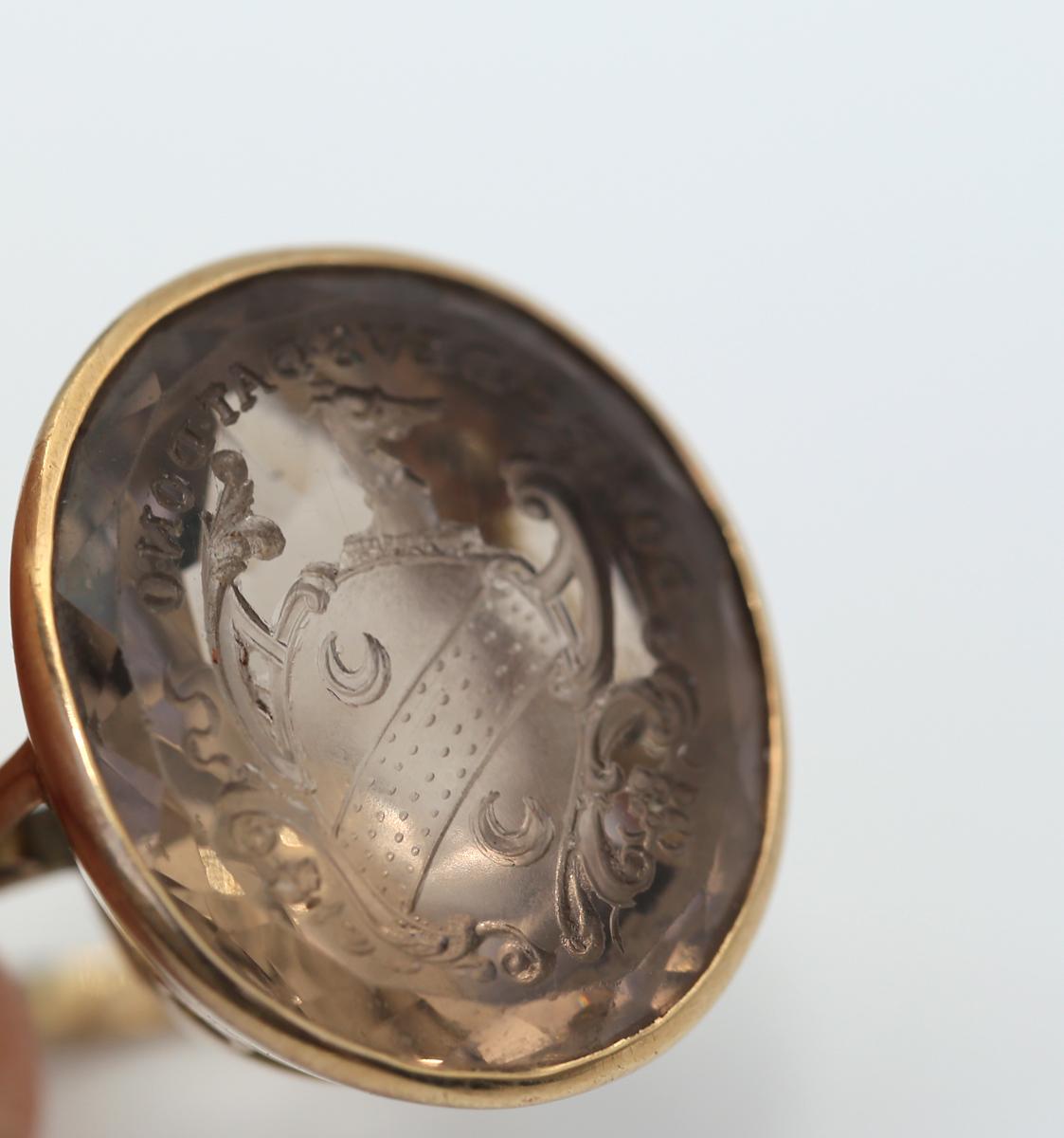 Bague britannique Signet topaze en or 9 carats, 1890 en vente 3