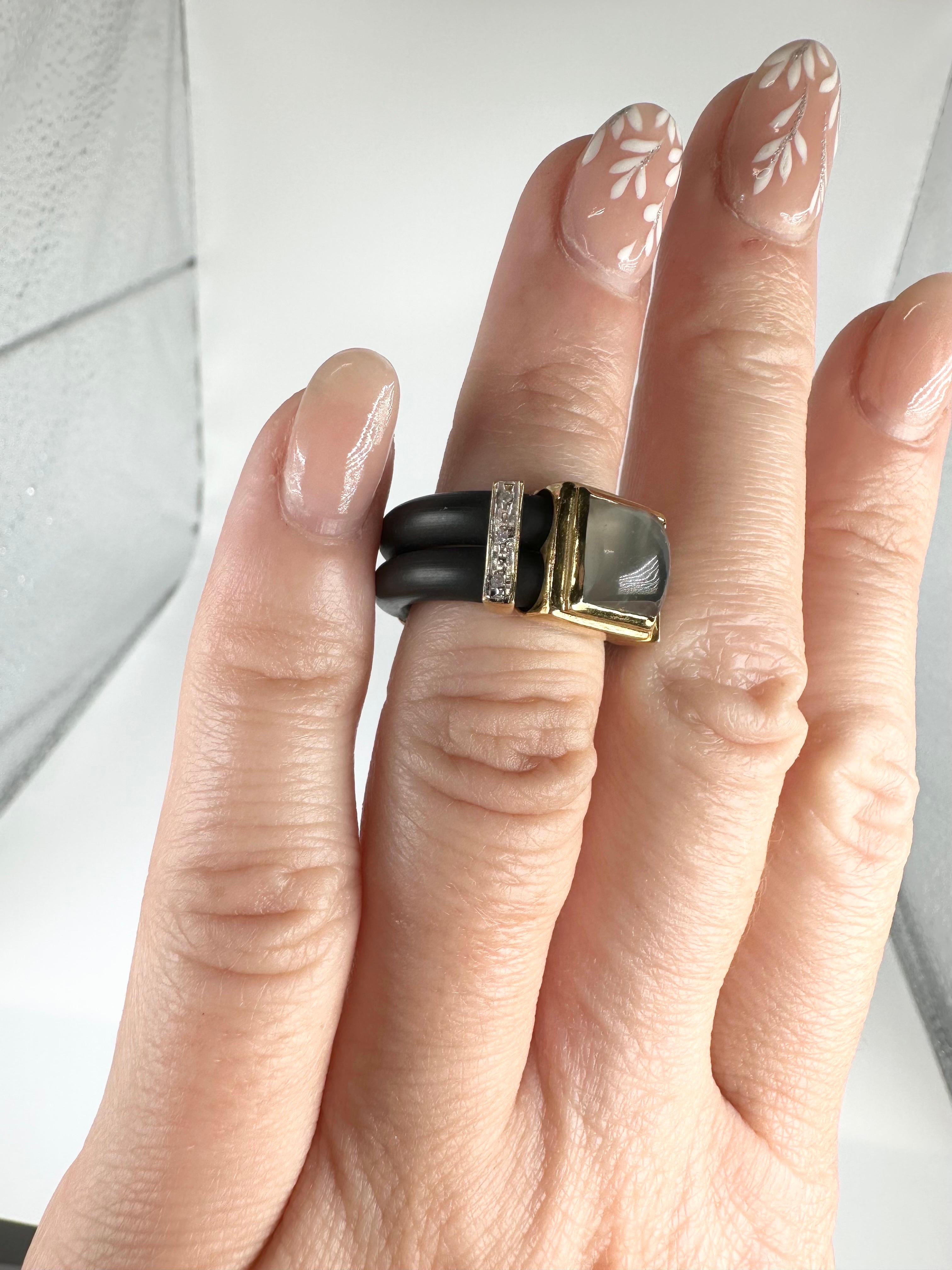 Signet Unisex Ring 14 Karat Yellow Gold Rubber Gothic Ring Designer Quartz Ring In Excellent Condition For Sale In Jupiter, FL