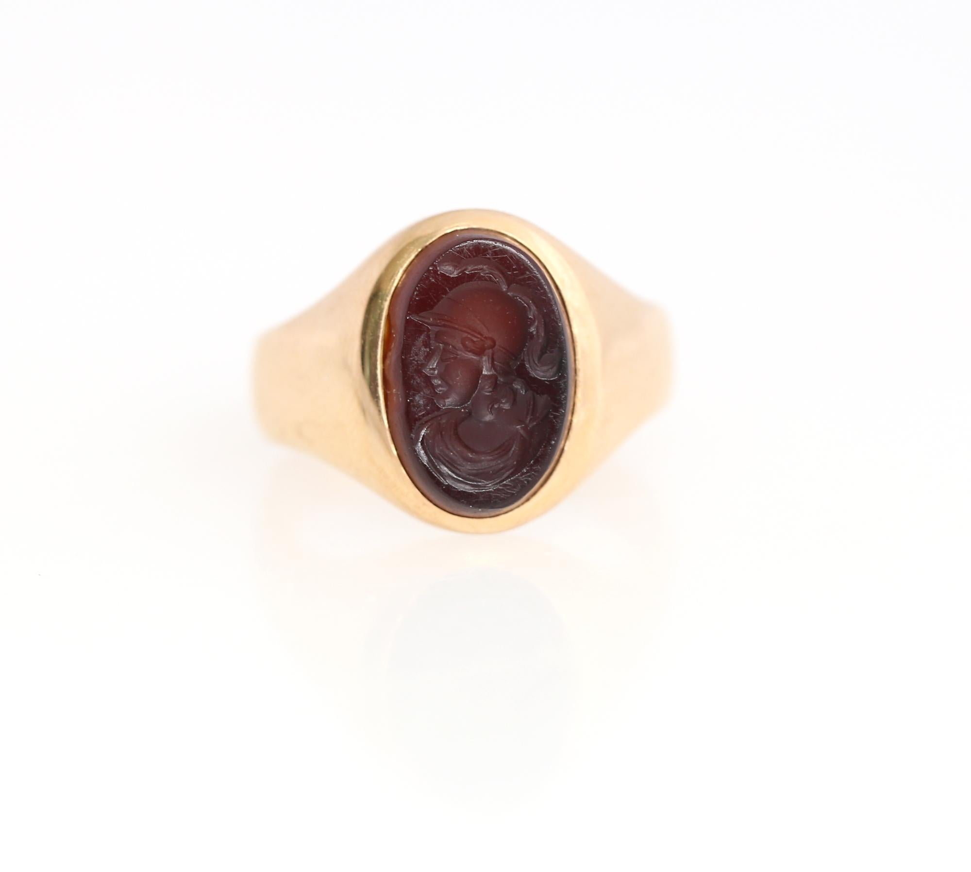 Carven Red Onyx Gold Ring Signet. A beautiful warrior profile with a plumage helmet is carved in onyx. The ring is of Italian origin, very masterfully crafted. It is a really fine item both for jewelry collection and to be worn proudly.

Weight: 