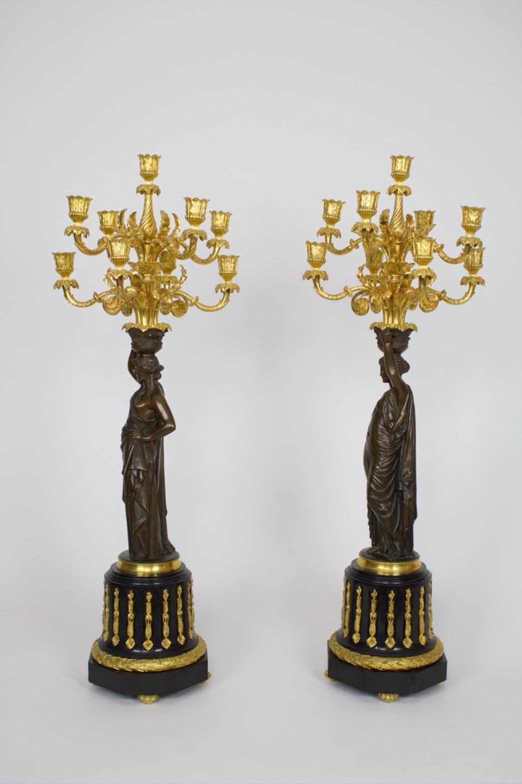 Signiertes Paar Siebenflammiger Kandelaber 'Aux Canephores' aus Frankreich For Sale 2