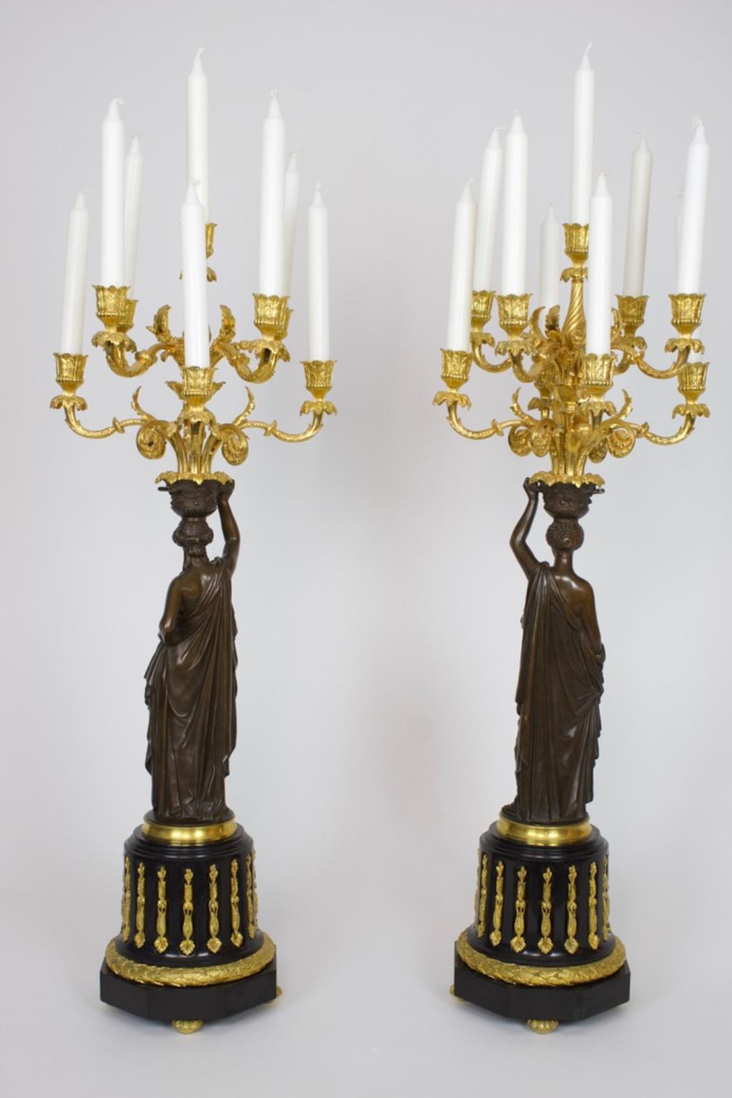 Signiertes Paar Siebenflammiger Kandelaber 'Aux Canephores' aus Frankreich For Sale 4