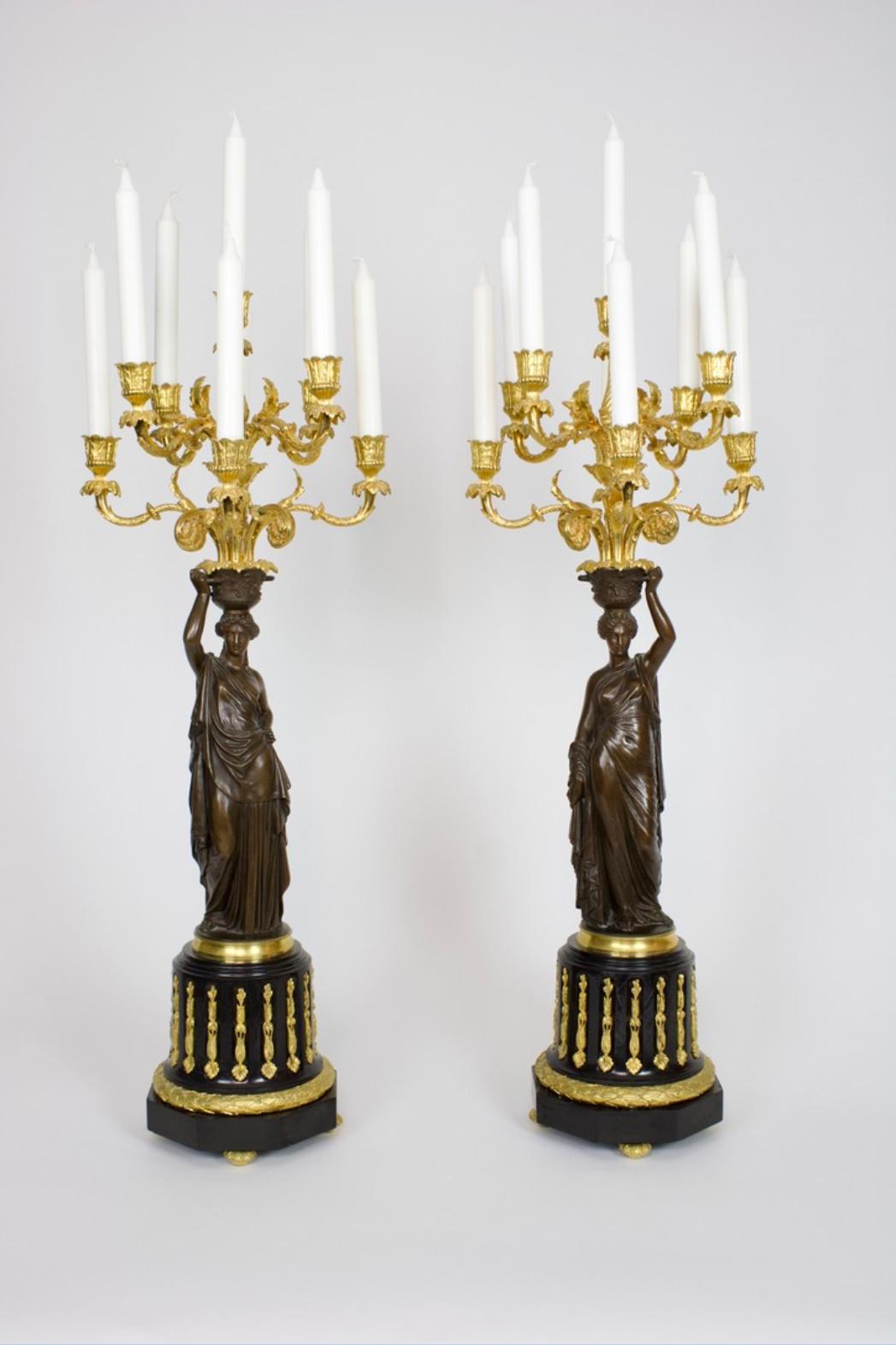 Dieses signierte, prachtvolle Paar siebarmiger Kandelaber ist ein herausragendes Beispiel für die hohe Kunstfertigkeit und den repräsentativen Stil des französischen Neoklassizismus während der Restauration. Die Stücke sind in einer beeindruckenden
