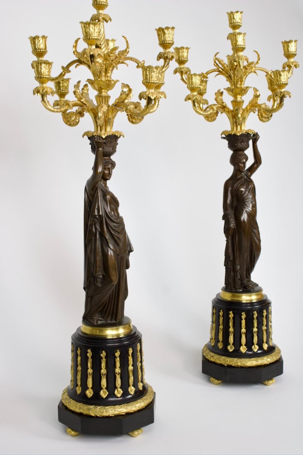 Signiertes Paar Siebenflammiger Kandelaber 'Aux Canephores' aus Frankreich For Sale 1