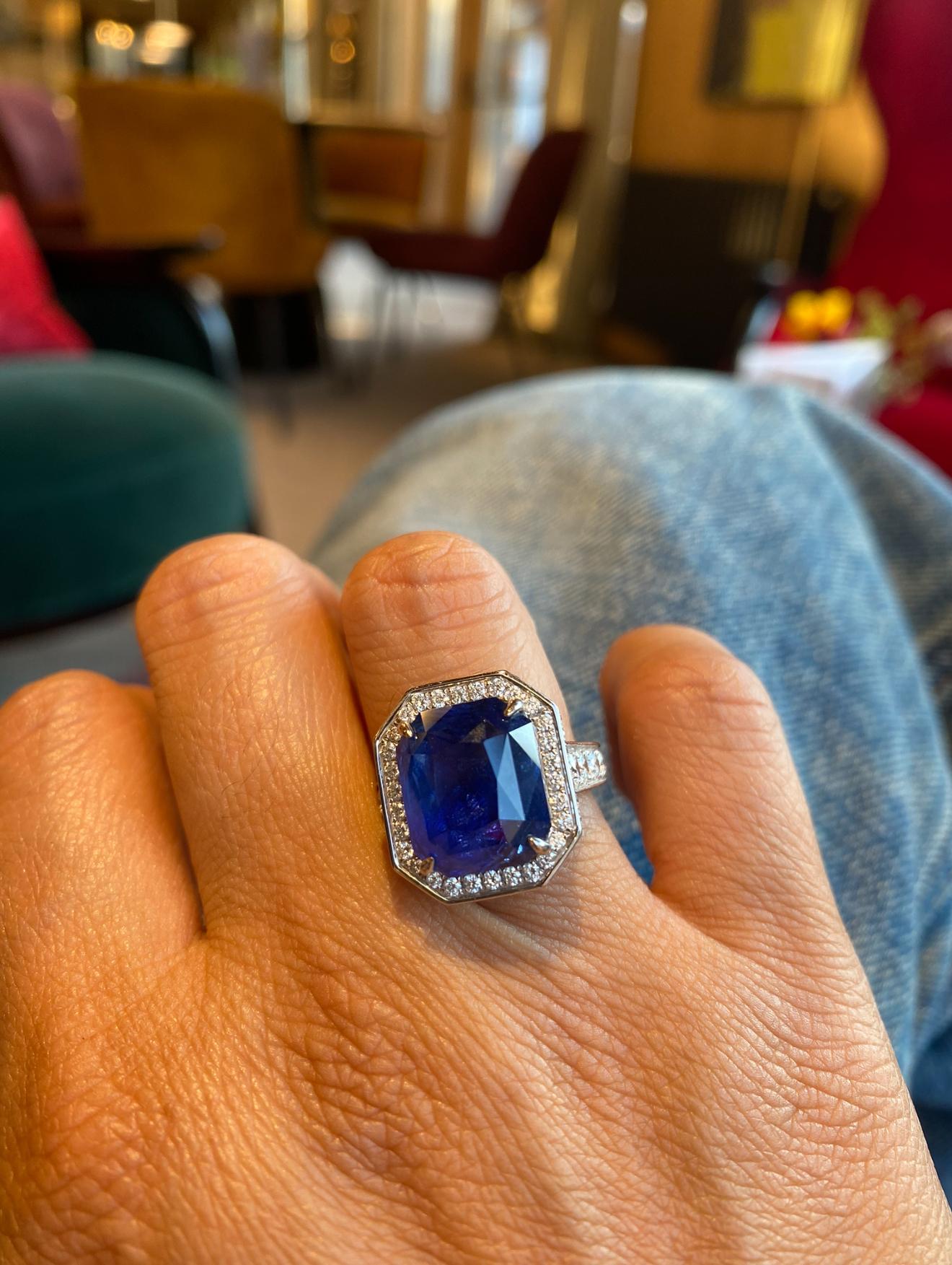 Importante bague solitaire en saphir de Ceylan certifié de 11,42 ct et diamant taille brillant. Portez-la seule comme bague de fiançailles, bague de cocktail ou associez-la à d'autres bagues de la même collection pour un look plus audacieux.