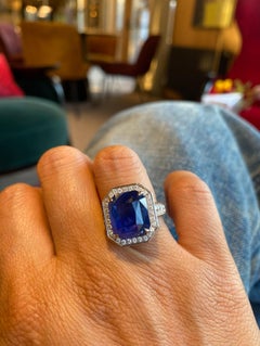 Significativo anello con zaffiro di Ceylon certificato da 11,42 carati e diamante taglio brillante