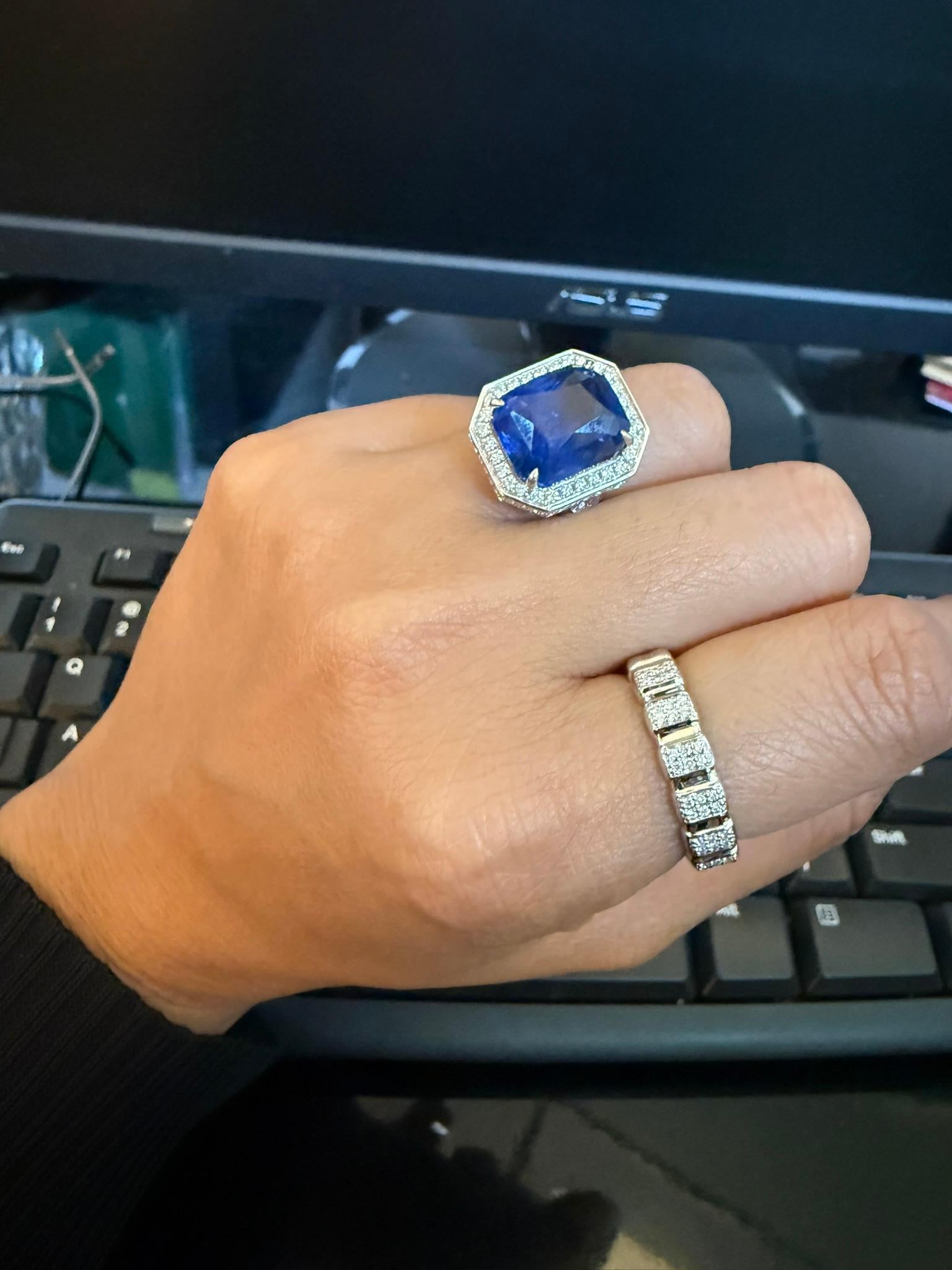 Taille baguette Bague importante de 11,42 ct de saphir de Ceylan certifié et diamant taille brillant en vente