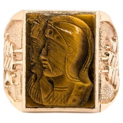 Importante bague en or rose avec motif de bateau en œil de tigre sculpté