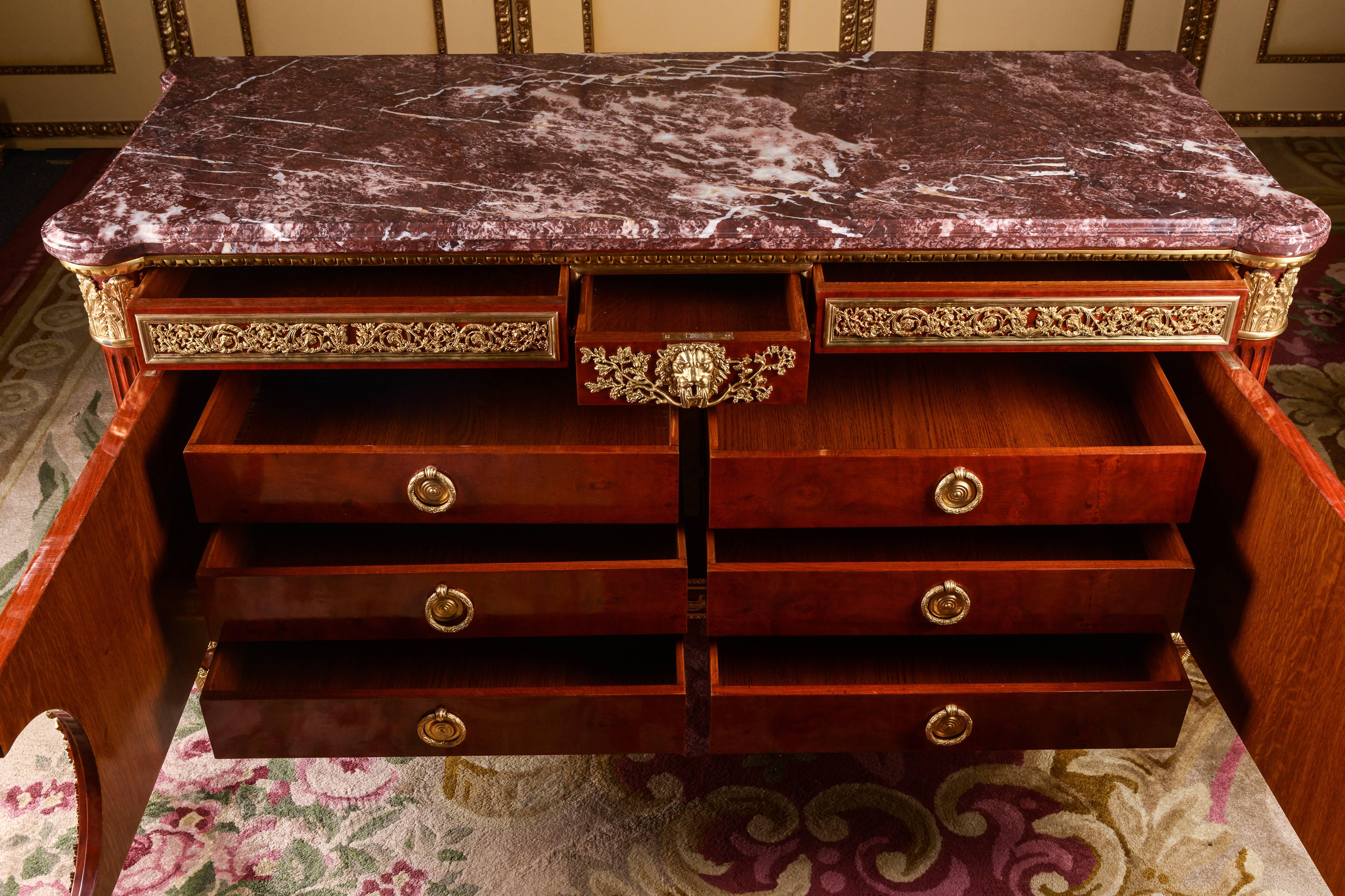 Significant Commode in the Style of Louis XV  and Marie Antoinette In Good Condition In Berlin, DE